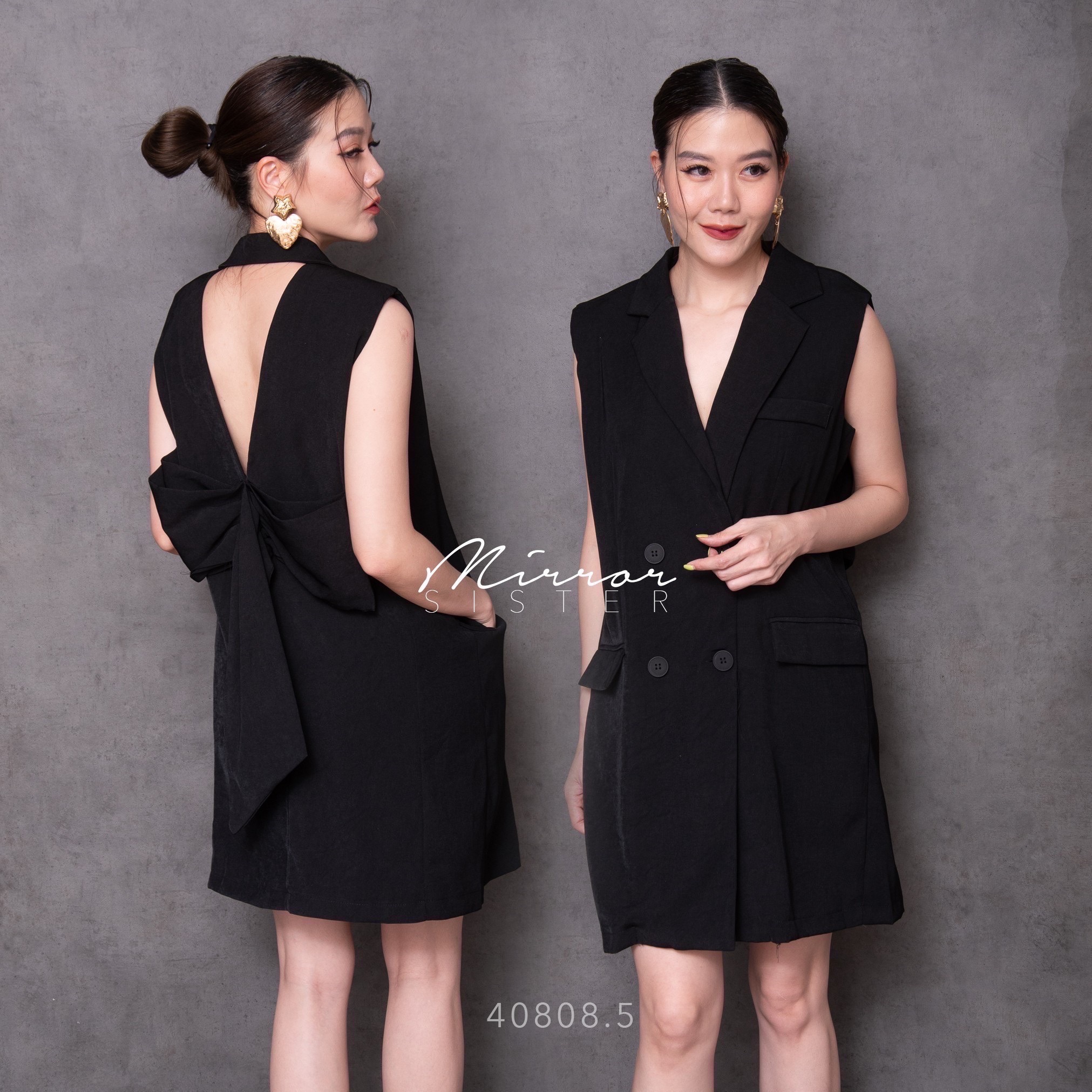 MiRRoRSiSTER's BiKK BigBow Back-off BLaZER DReSS•• เดรสแขนกุดคอปกสูทเทเลอร์ตัวเก๋ แต่งกระดุม4เม็ด มีกระเป๋าพ็อคเก็ตฝาปิดใช้งานได้จริง2ข้างด้านหน้า โดดเด่นที่ด้านหลังแต่งเว้าทรง3เหลี่ยม มีโบว์ใหญ่สวยปัง เนื้อผ้าดีใส่สบาย ชิคทุกสี