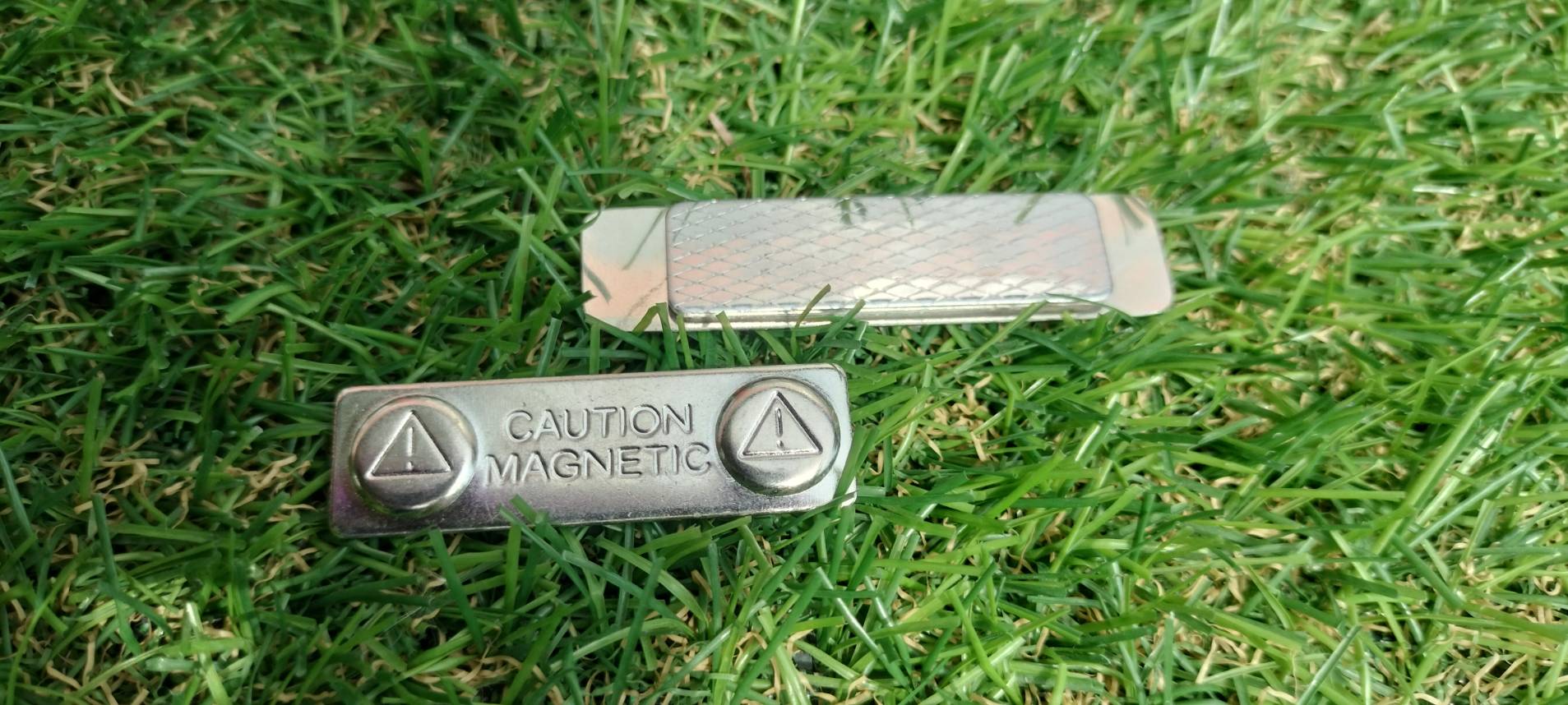 ป้ายสแตนเลสสีเงินแฮร์ไลน์กัดกรด ป้ายชื่อพนักงานติดแม่เหล็ก