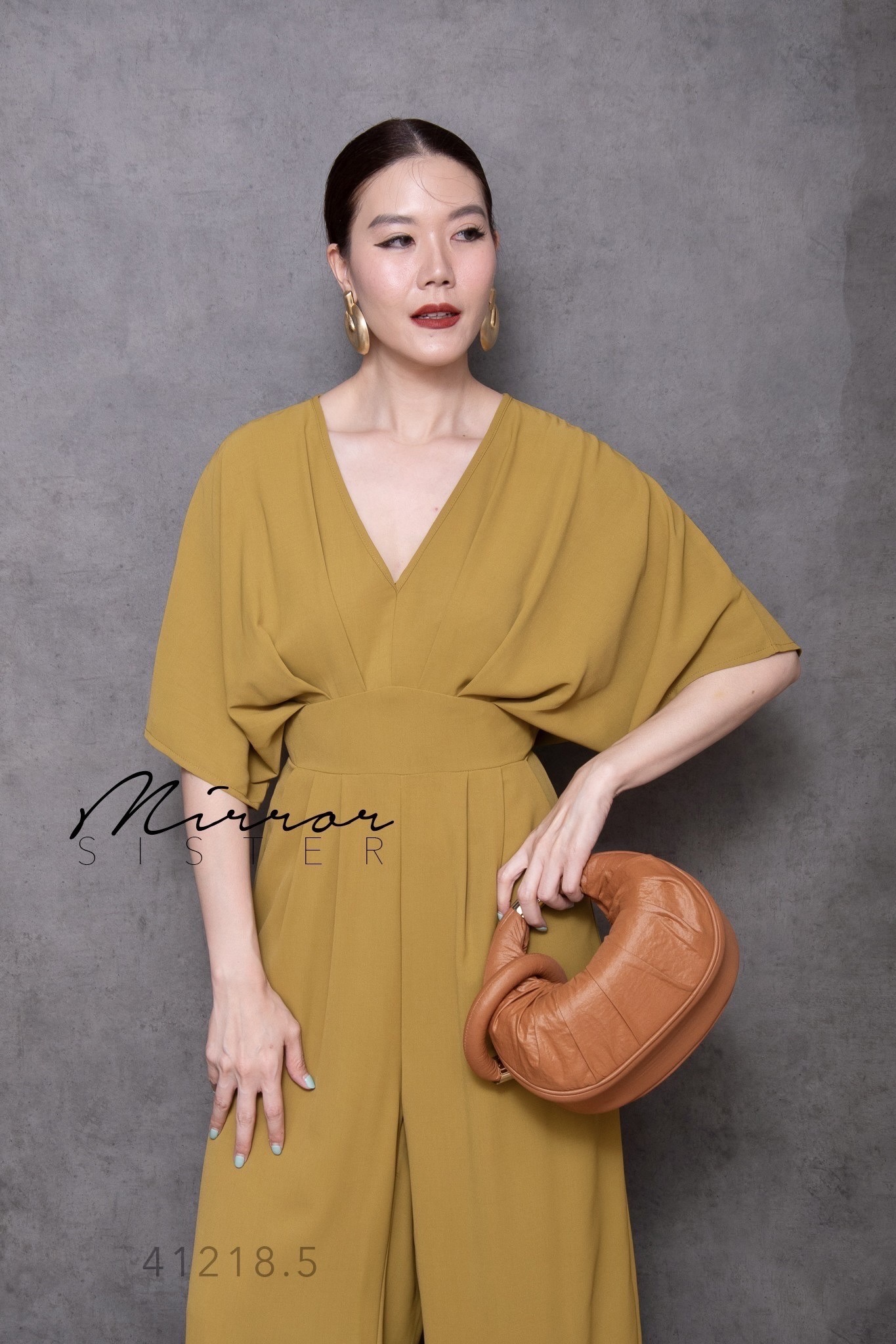 MiRRoRSiSTER's OMaZ JuMPSuiT•• ชุดกางเกงดีไซน์สวยมาก แพทเทรินดีงาม ช่วงบนเป็นคอวีVทรงค้างคาวจับdrap ช่วงเอวเข้ารูปแต่งขอบโค้งโอบิใหญ่ ด้านหลังยืดสม็อค ช่วงล่างกางเกงทรงกระบอกสวยใส่แล้วดูผอมสูง มีกระเป๋าล้วงได้2ข้างลำตัว เนื้อผ้าดีใส่สบายรีดง่ายใส่สวย