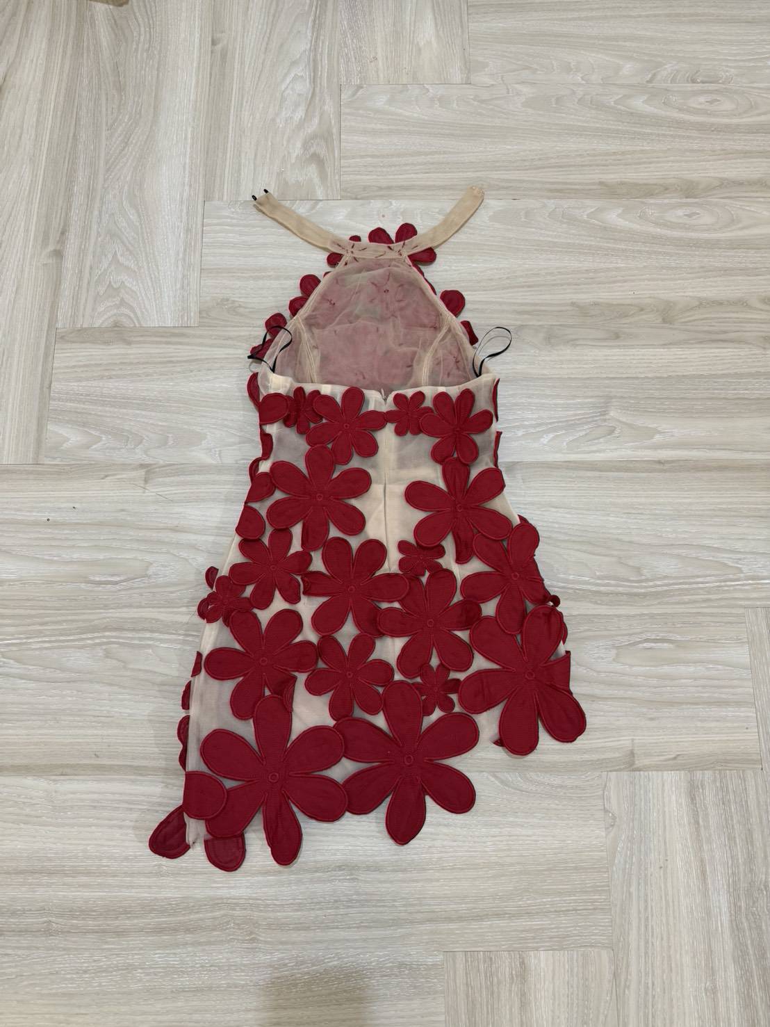 เดรสสั้นดีไซน์สุดโดดเด่นด้วยลายดอกไม้สามมิติทั้งตัว แต่งดอกไม้นูนขนาดเล็ก-ใหญ่ไล่ระดับจากช่วงคอลงมาถึงชายกระโปรง เพิ่มลูกเล่นด้วยการฝังคริสตัลเล็กกลางดอกช่วยสะท้อนแสงอย่างหรูหรา ดีไซน์ชายเดรสเฉียงดูชิคเปรี้ยวมาก ให้ลุคหวานปนเซ็กซี่อย่างลงตัว เ