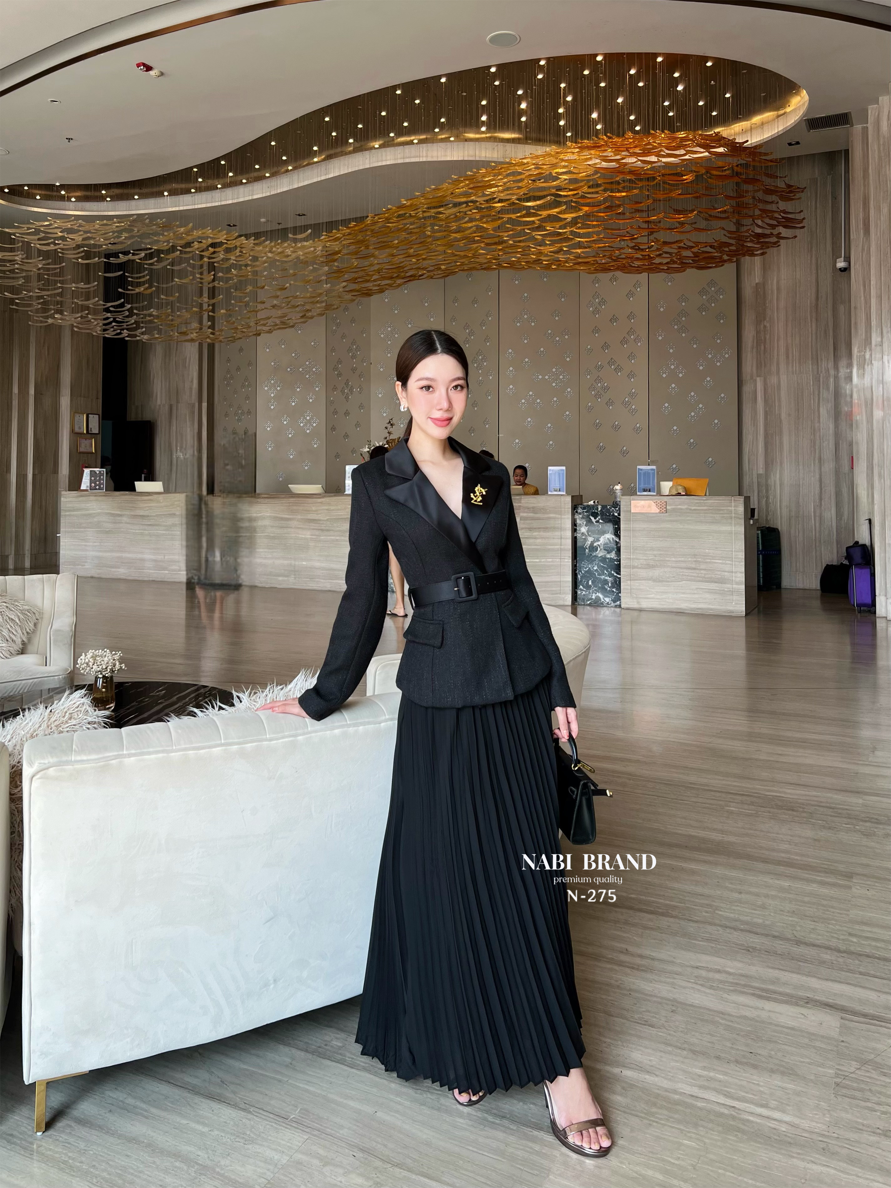 ชุดเซท 4 ชิ้น เสื้อทวิสแขนยาว+กระโปรงอัดพลีท+เข็มขัด+เข็มกลัดสีทอง เสื้อทวิสแขนยาวสีดำปกคอผ้าซาติน เรียบหรู ทรงกระดุม 2 เม็ด กระเป๋าแต่งหลอก กระโปรงสีดำอัดพลีทเข้าเซทอย่างสวย ทั้งชุดมีซับในอย่างดี มาพร้อมกับเข็มขัดหนังผสมผ้าสีดำ รัดเข้ารูปได้ และเข็มกลัดส
