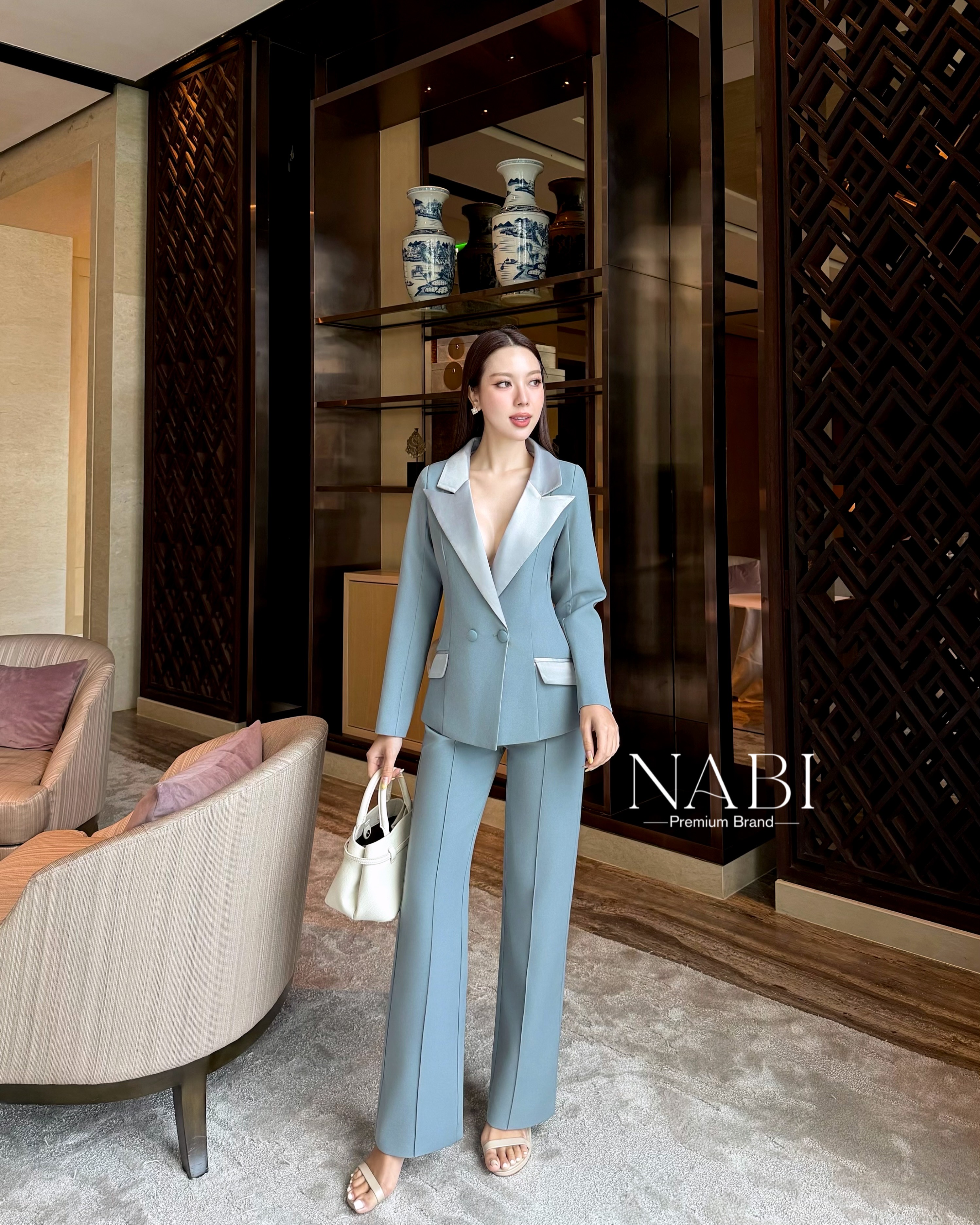Set สูท2ชิ้น เสื้อแขนยาว+กางเกงขายาว ดีเทลเรียบหรู เสื้อคอปกเงาๆ ทำให้ดูแพง กระดุมสองเม็ด มีกระเป๋าสองข้างใช้งานได้จริง กางเกงเอวสูงนิดนึงกระบอกเล็ก ตีเกล็ดตรงกลาง ซิบซ่อนด้านหลัง มีซัปในทั้งตัว ผ้าหนา นุ่ม ใส่สบายมาก ทรงเกร๋ เข้ารูป ดีไซน์ทันสมัย ใส่แล้ว