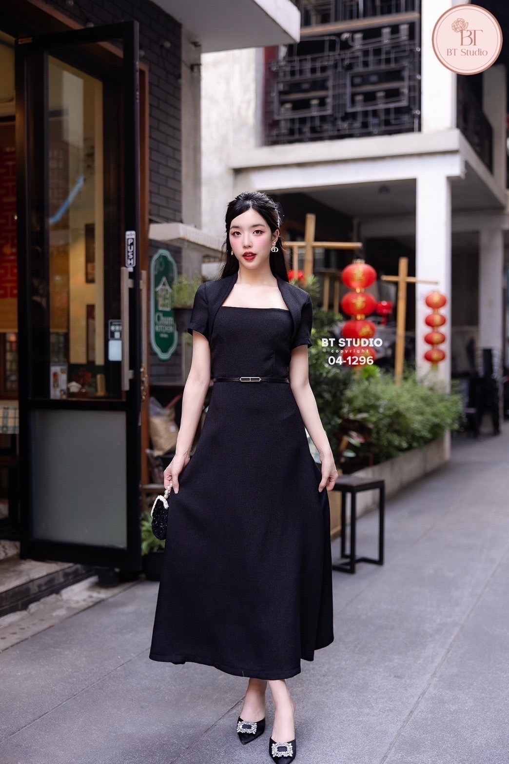 เซท 2 ชิ้น เดรสยาวคอตัดสีเหลี่ยมแต่งคอเก็บทรงใส่แล้วดูคอเรียวสวยคะ อกเอวเข้ารูป แขนสั้นกระโปรงบานออก งานเนื้อผ้าดีมีซับในคัตติ๊งสวย มาพร้อมเข็มขัดเส้นเล็กคะ