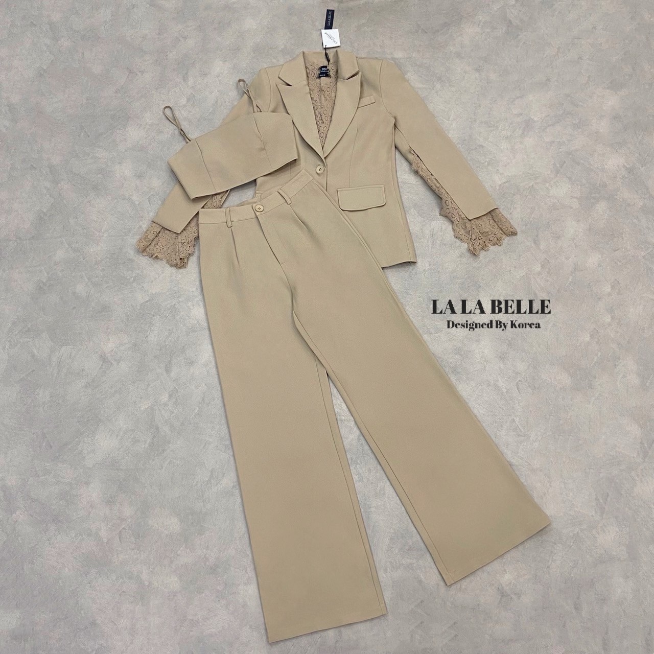 เซต3ชิ้นผ้าสูทอัดกาวอย่างดีผ้าดีทรงสวยเสื้อครอปสายเดี่ยวเสริมฟองน้ำปรับสายได้ใส่คู่กางเกงขายาวเอวสูงมีกระเป๋ากางเกง2ข้างมีซับในอัดกาวอย่างดีมาพร้อมเสื้อสูทคอปกแขนยาวผ่าแขนแต่งลูกไม้ช่วงขอบคอและขอบแขนมีซับในอัดกาวอย่างดีงานคุณภาพ