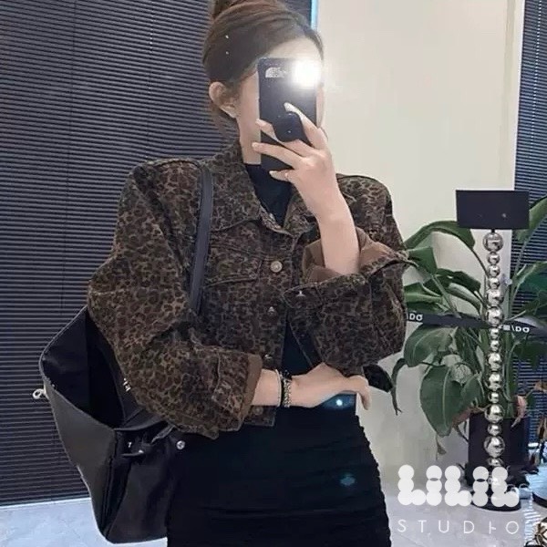 🐆Girly Leopard Jacket🐆 เสื้อคลุมผ้ายีนส์ลายเสือดาว งานผ้าดี ตัดเย็บดี แบบสวย ไม่มีซับในไม่ร้อน #ต้องมีค่ะ😘 🏷Freesize อก42“ วงแขน18” แขนยาว22“ เสื้อยาว18” 🛍ลายเสือดาวสีเดียวค่ะ 💰 Price : 790.- (ค่าส่งลงทะเบีย