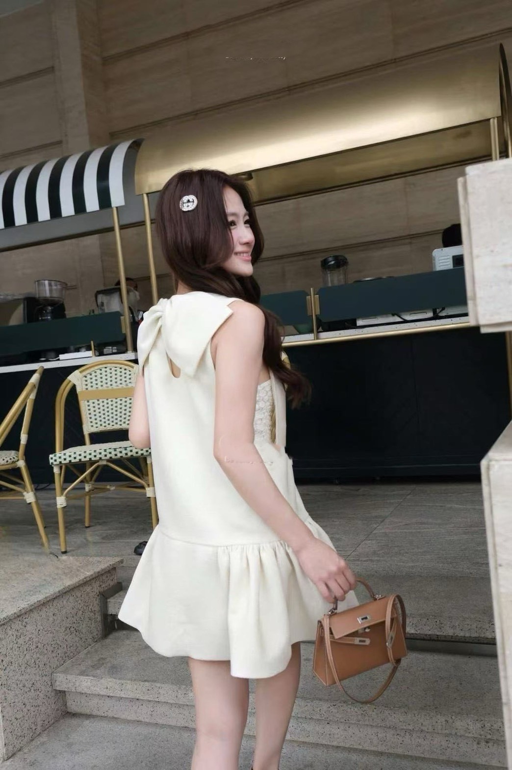 Set 2 ชิ้น สีครีมเสื้อครอปเนื้อผ้าลูกไม้สายเดี่ยวคล้องคอผ้านิ่มยืดได้ ทรงเข้ารูปพอดีตัว มาพร้อมกับมินิเดรสสายใหญ่เว้าลึกสไตล์เอี๊ยมสีครีมผ้าทอเส้นเล็กมีเทคเจอร์ ชายกระโปรงจับจีบพลิ้ว เนื้อผ้าดี (ไม่มีซิป) น่ารักมากๆค่ะ