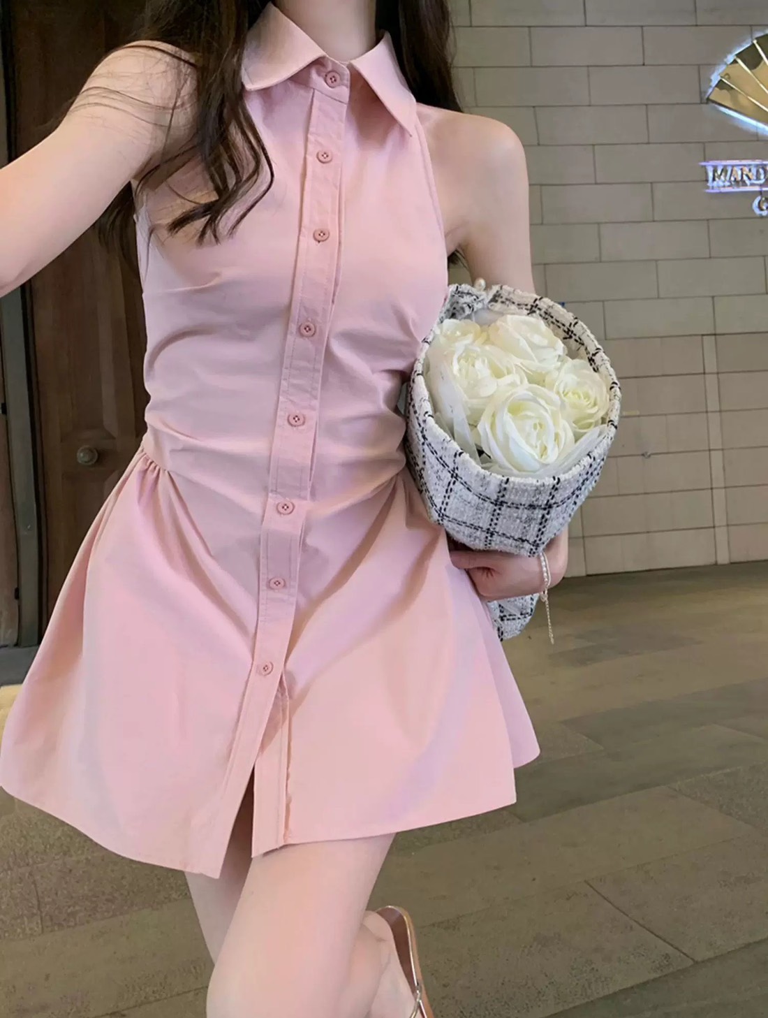 Label :: RAMI-PAPHA(รมิปภา) White Gold Set. เซต3ชิ้น.. สีขาวแบบฉบับผู้ดี เสื้อคอปกกระดุมหน้า ดีเทลเก๋ทั้งตัว ดีเทลเสื้อหน้าสั้น ด้านหลังยาว เนื้อผ้านิ่มรีดง่าย สวมใส่สบาย ++กางเกงขาสั้นเนื้อผ้าและสีเดียวกัน ซับในอย่างดีทั้งตัว มีกระเป๋าใช้งานได้จริง ซิปหล