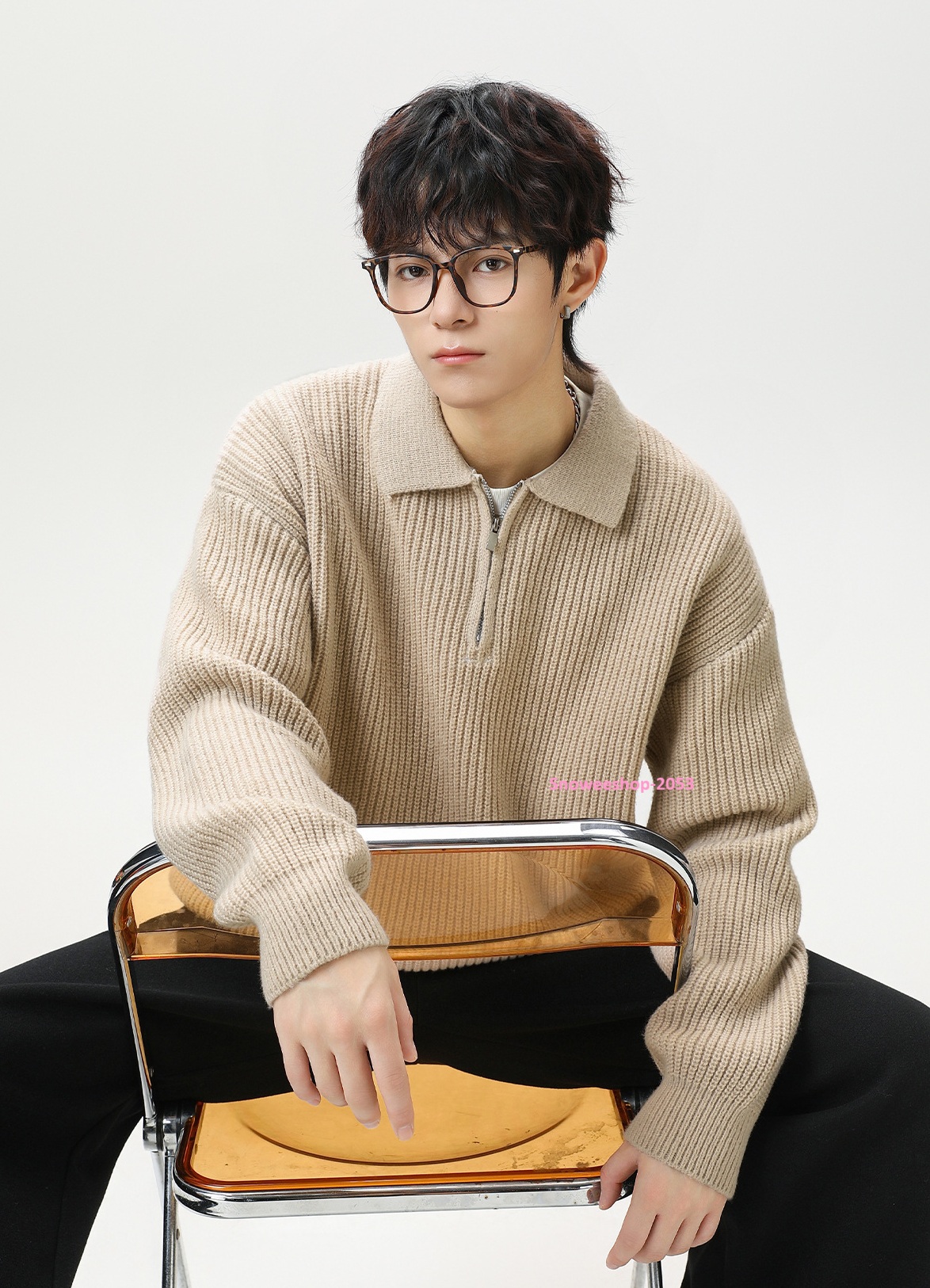 อากาศเย็นๆ ต้องมีตัวนี้ติดตู้ อากาศเย็นๆ ต้องมีตัวนี้ติดตู้ โอเวอร์ไซ ทรงหลวมใส่แล้วดูสบายๆ แต่เท่มาก ผ้าหนานุ่ม อุ่นกำลังดี มีให้เลือก 4 สี ใส่ได้ทุกโทน จะใส่เที่ยวเมืองหนาว หรือเดินเล่นในเมืองก็สไตล์จัดเต็ม