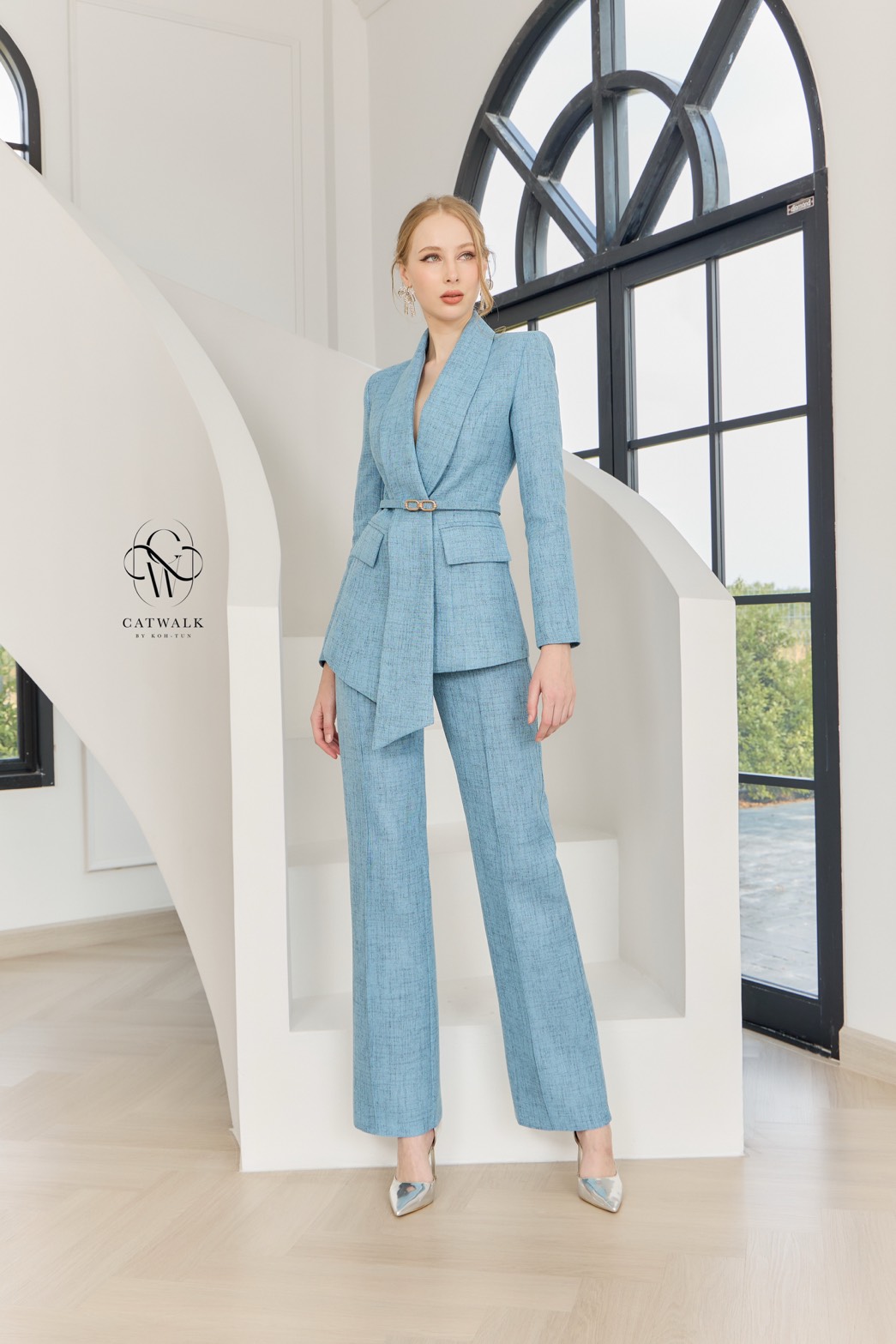 CATWALK BY KOH-TUN Detail>>> Set BLAZER เกรดพรีเมี่ยม เนื้อผ้าเกรดเอ ผ้าสั่งทอลายในตัว สวย ดูคลาสสิกมาก ตัวBLAZER เป็นทรงเข้ารูป มีกระเป๋า 2 ข้างใช้งานได้จริง ช่วงปกดีไซน์ออกมาดูเก๋สุดๆ มีเข็มขัดหัวทองคาดแล้วข่วยทำให้ดูเข้ารูปเป็นทรงมากยิ่งขึ้น ม