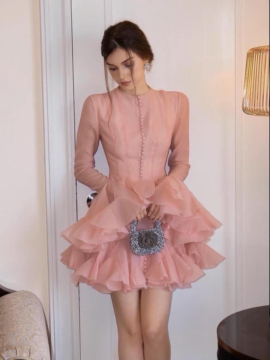 มินิเดรสรุ่นฮอตรุ่นปังสวยหรูระดับเซเลบคอกลมซิปหลังแต่งกระดุมหลอกด้านหน้าแขนยาวซีทูปลายแขนเย็บจีบอลังการรอบแขนทรงชุดเข้ารูปชายระบายจีบรอบมีซับในอย่างดีตัดเย็บด้วยผ้าชีฟองเนื้อทรายมีเทคเจอร์ในตัว