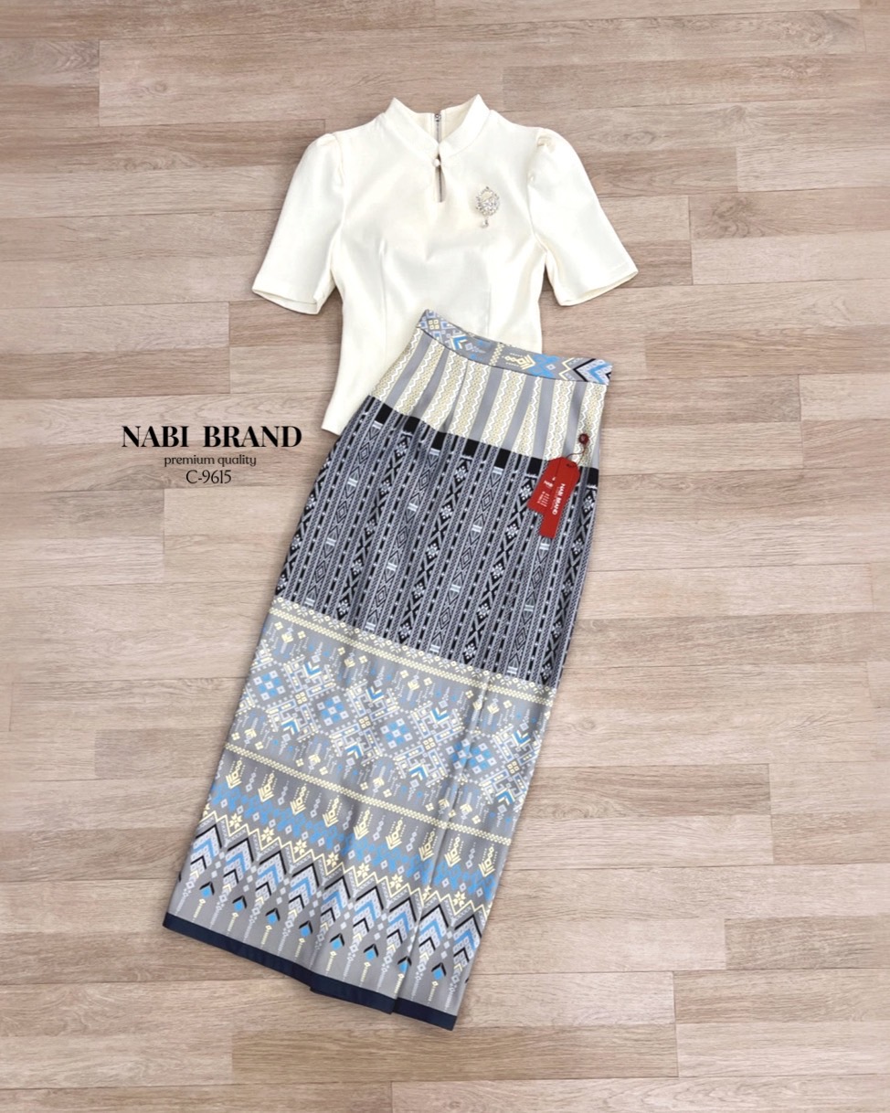 ชุดเซท ชุดไทย คอลใหม่ ลายใหม่ สวยอย่างไทยมาก เสื้อแขนสั้นคอปกตั้งสีครีม พร้อมกับกระโปรงทรงผ้าถุง ลายสวย ประดับเพิ่มด้วยเข็มกลัดเพชรติดอก ชุดมีฟองน้ำและซับใน งานซิบหลังทั้งชุด สามารถใส่ เข้าวัด ทำบุญ หรืองานพิธีการ ก็สวยไม่ซ้ำใครค่ะ🇹🇭 #NABI