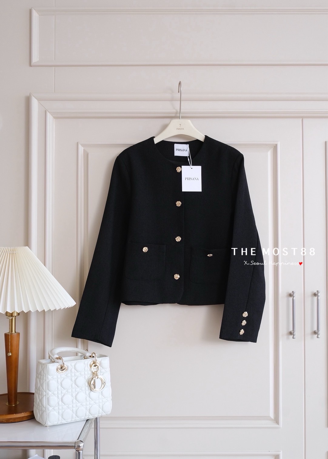 เสื้อคลุมสไตล์สูท งานผ้าทวีตเกรดแพง ใส่ไม่คันระคายผิว ตัดเย็บซับในแบบเดียวกับงานเบลเซอร์เกรดห้าง ดีเทลแต่งกระดุมโลหะสีทองสวยติดแกรม โอ้โหพลาดไม่ได้คร่าา งานจริงสวยเกินปกมากก