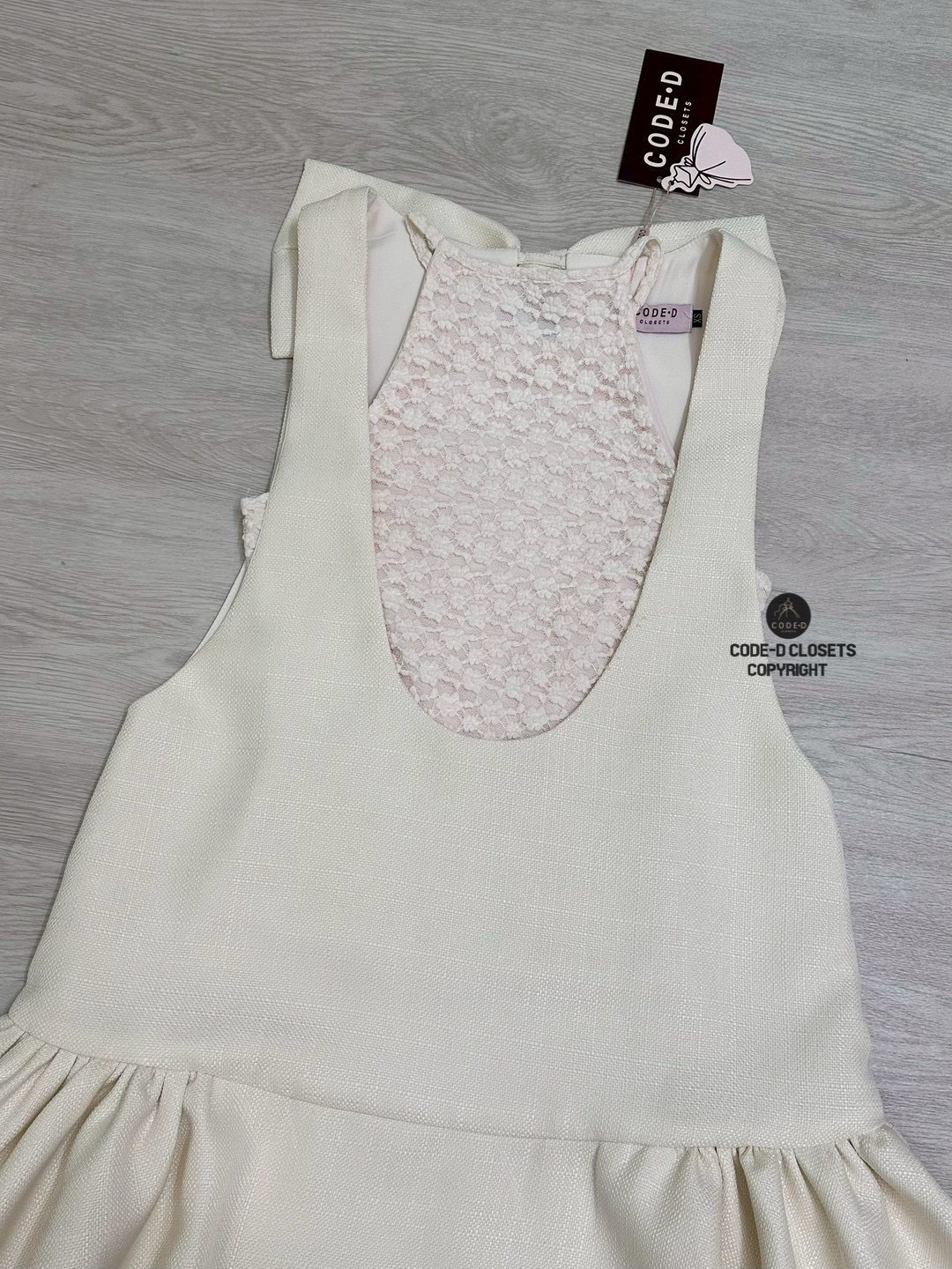 Set 2 ชิ้น สีครีมเสื้อครอปเนื้อผ้าลูกไม้สายเดี่ยวคล้องคอผ้านิ่มยืดได้ ทรงเข้ารูปพอดีตัว มาพร้อมกับมินิเดรสสายใหญ่เว้าลึกสไตล์เอี๊ยมสีครีมผ้าทอเส้นเล็กมีเทคเจอร์ ชายกระโปรงจับจีบพลิ้ว เนื้อผ้าดี (ไม่มีซิป) น่ารักมากๆค่ะ