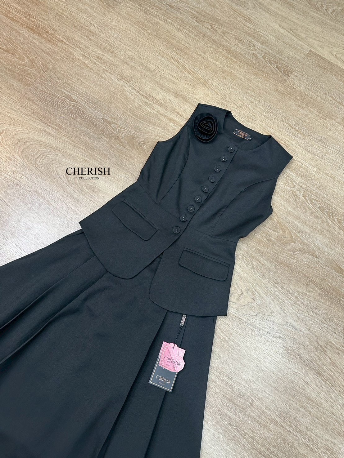 ชุดเซ็ท เสื้อ+กระโปรง สไตล์คุณหนู เรียบหรูดูผู้ดี เสื้อแขนกุดตัวยาวตกแต่งกระดุม มีกระเป๋า 2 ข้างใช้งานได้จริง มาพร้อมเข็มกลัดดอกไม้ จะติดตรงไหนก็ได้ตามใจชอบ ตัวกระโปรงบานเอวสูงจับจีบหน้ามีกระเป๋า 2 ข้าง ซับในอย่างดี จะใส่เดินห้างหรือไปงานสังสรรค์เข้าสังคม