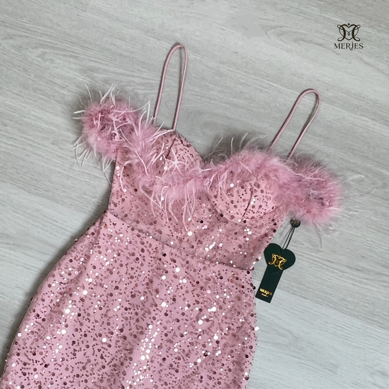 มินิเดรสสายเดี่ยวทรงเกาะอกแต่งขนนกแขนดีเทลปาดไหล่ดีไฮโซแอบเซ็กซี่เก๋ๆช่วงตัวแต่งซีทรูแบบไม่โป๊มากเดรสทรงเข้ารูปงานผ้าแต่งวิ้งในตัวสวยเก๋ผ้าไม่คันนะคะงานมีซับในและซิปหลัง ใครมองหาชุดเซ็กซี่สวยๆแนะนำชุดนี้เลยคะ ใส่สวยน่ารักดูดีมากๆใส่ออกงานออกเดทต้องมีแล้วค