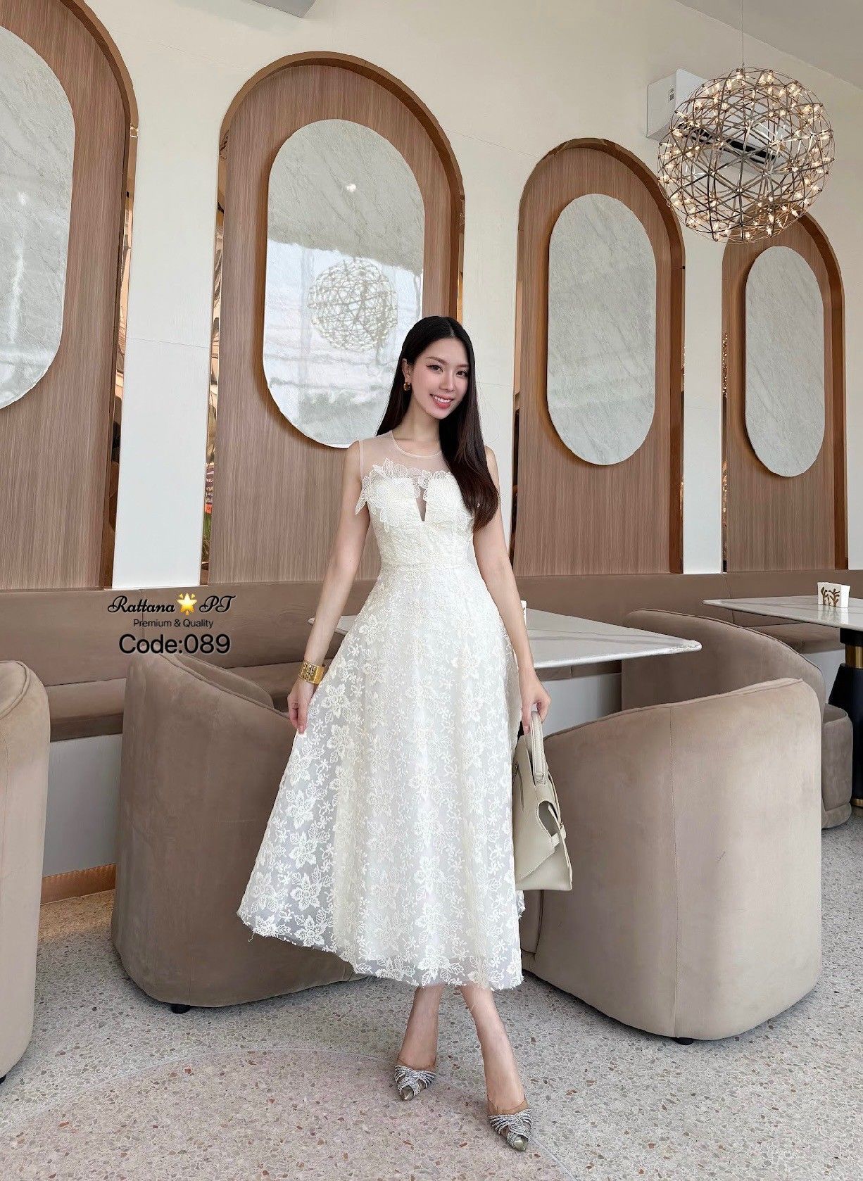 ชุดเดรสยาวลูกไม้ทั้งชุด ทรงสวยมาก สวยหรูดูดี แต่ซีทรูช่วงหน้าอกและแต่งดอกไม้ หน้าอกมีฟองน้ำ ชุดมีซับในอย่างดี เนื้อผ้าดีมากค่า ชุดมีซิบด้านหลัง ใส่ออกงาน งานบุญ งานบวช งานแต่ง ห้ามพลาดเลยคร้า