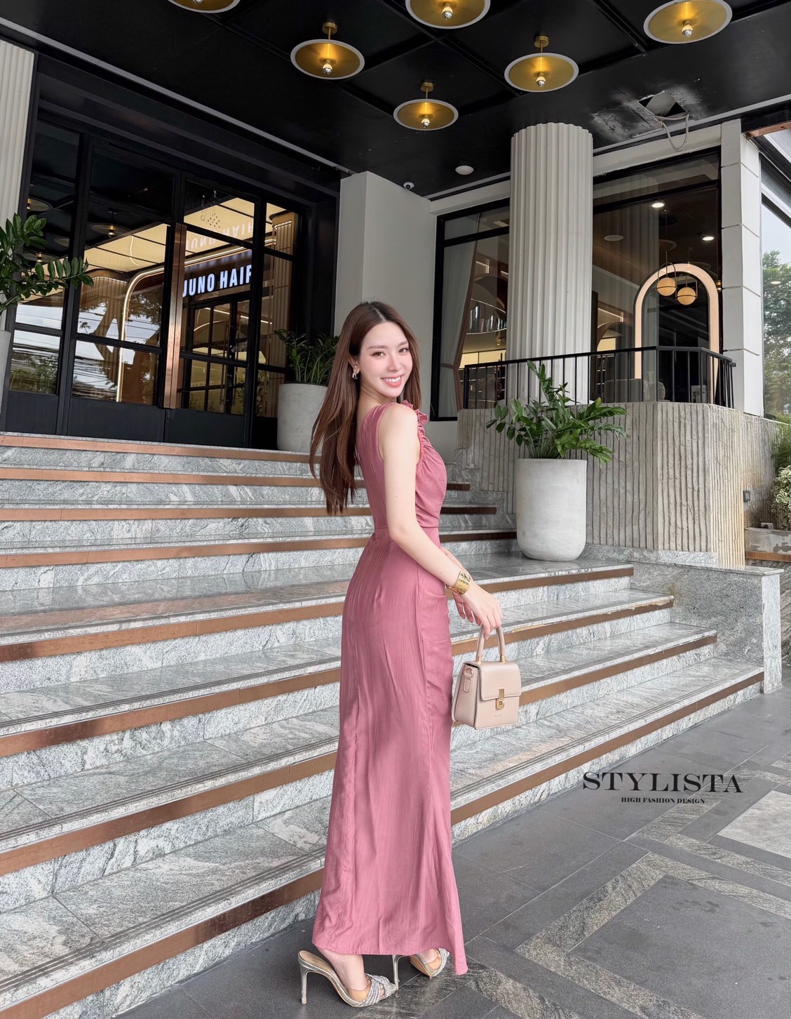 Goddess Curve Dress – เดรสปาดไหล่ดีไซน์เก็บทรง ลุคปังสับแบบตัวแม่