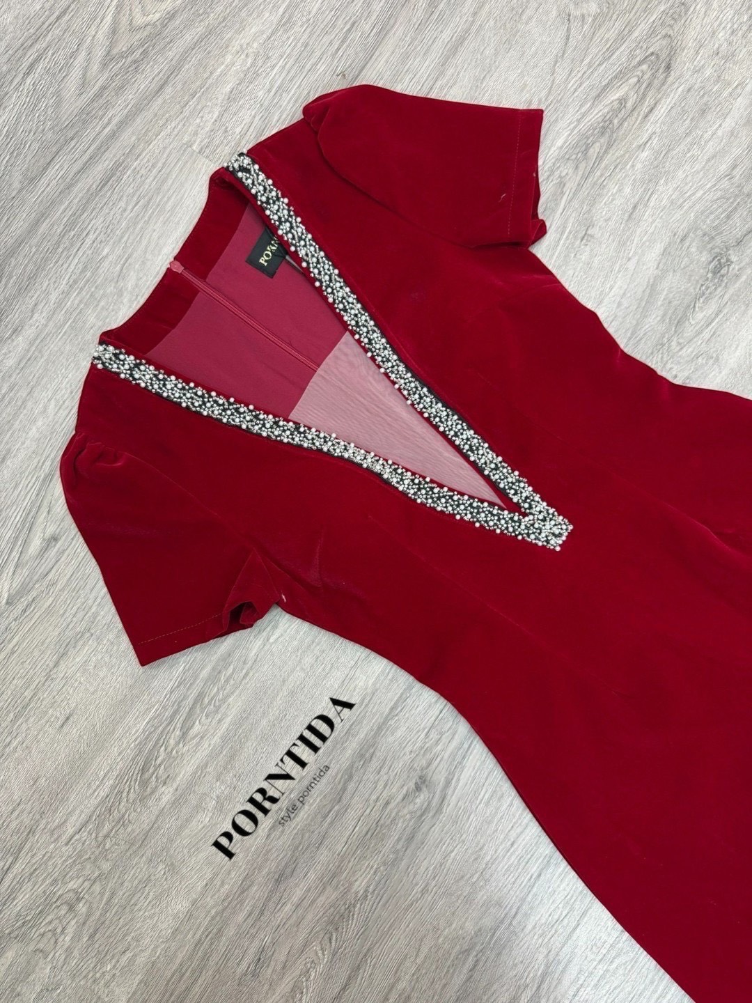 ชุดเดรสสีแดงงานเรียบหรู detail แต่งรายละเอียดปักตรงบริเวณคองานรุ่นนี้เป็นผ้ากำมะหยี่เรียบหรูสวยแบบผู้ดีมาก