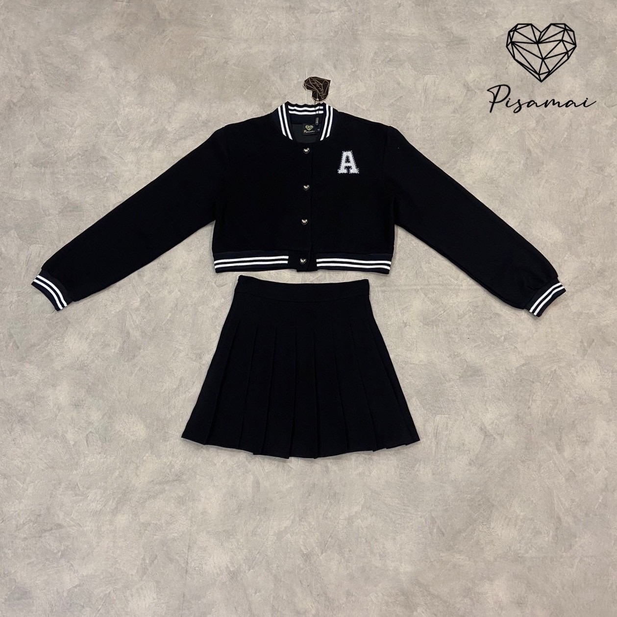 เซ็ตเสื้อแจ็กเก็ตแต่งขอบยางดำ ปักล่ยอักษร + กระโปรงพลีตสีขาวตัวสั้น