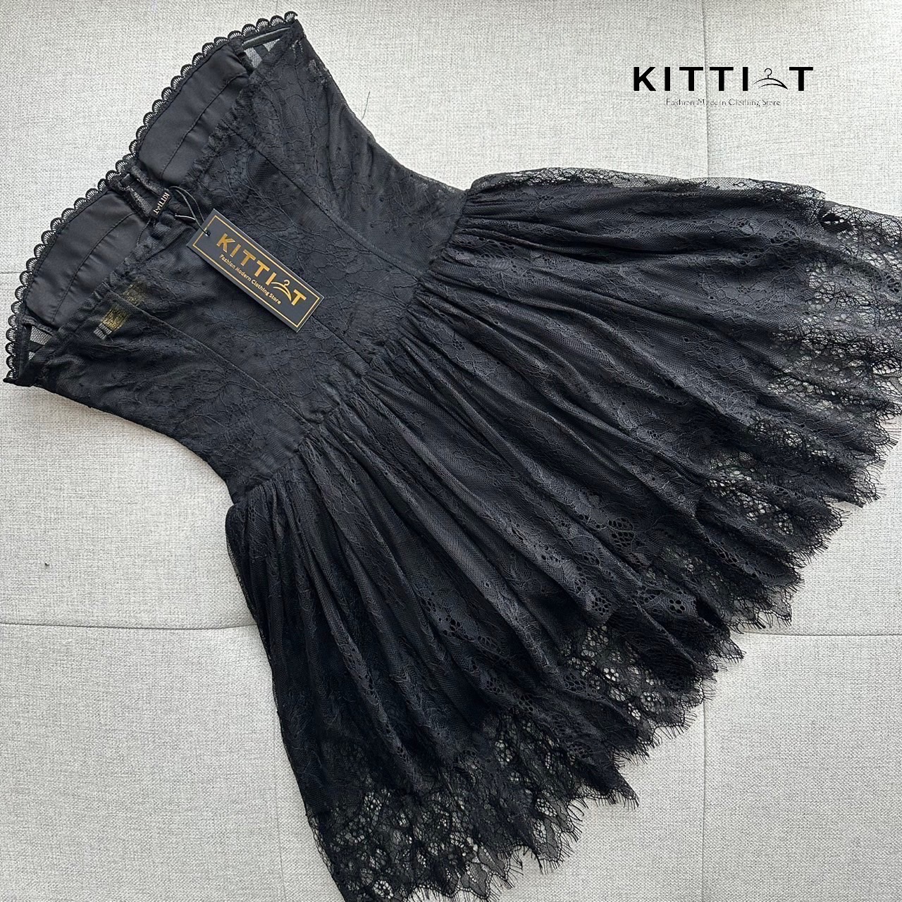 Dress เกาะอก High Quality ลุคนี้สาวก high luxury ห้ามพลาด กับตัวเดรสผ้าลูกไม้เนื้อดี ตกแต่งด้วยการเล่นลายผ้า Detail แน่นมาก ซิบหลัง มีฟองน้ำเสริมอก รุ่นนี้ใครมี คือ ชนะเลิศ