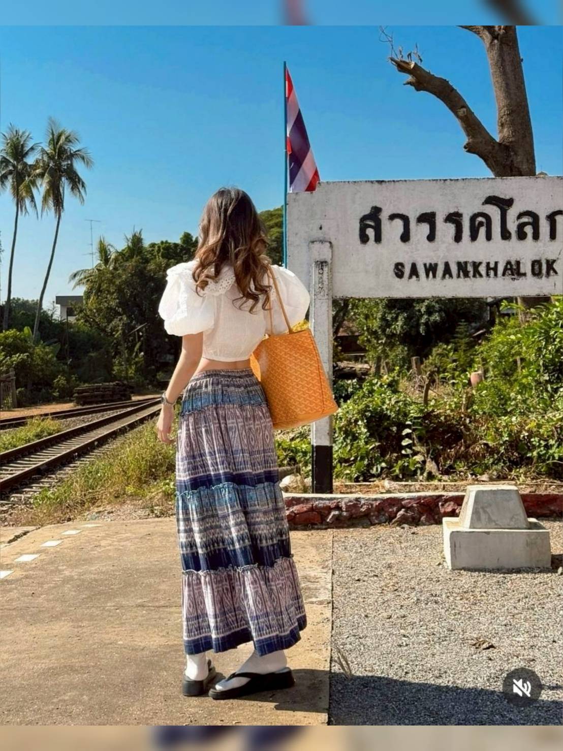 งานเซ็ท ผ้าลูกไม้นุ่มๆแขนพองๆ ดีอะ กระโปรงก็บานดีเวอร์ ไม่มีหวงผ้า ลายสวยเก๋ แม็ชกันลงตัว