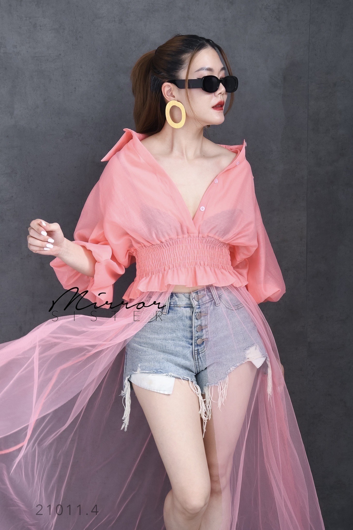 MiRRoRSiSTER's MaRGieLá GRaND SHiRT•• เสื้อเชิ้ตแขนพอง ตัวยาววววว... ดีเทลน่ารักเว่อร์วัง ช่วงบนเป็นแพทเทรินเสื้อเชิ้ตแขนfluffyน่ารัก มีกระดุมเปิดปิดได้ถึงช่วงอก เข้ารูปที่ช่วงเอวสม็อคจับย่นระบาย ต่อช่วงล่างชายมุ้งทรงบานนน ใส่แล้วน่ารัก เก๋ตะโกน ใครใ