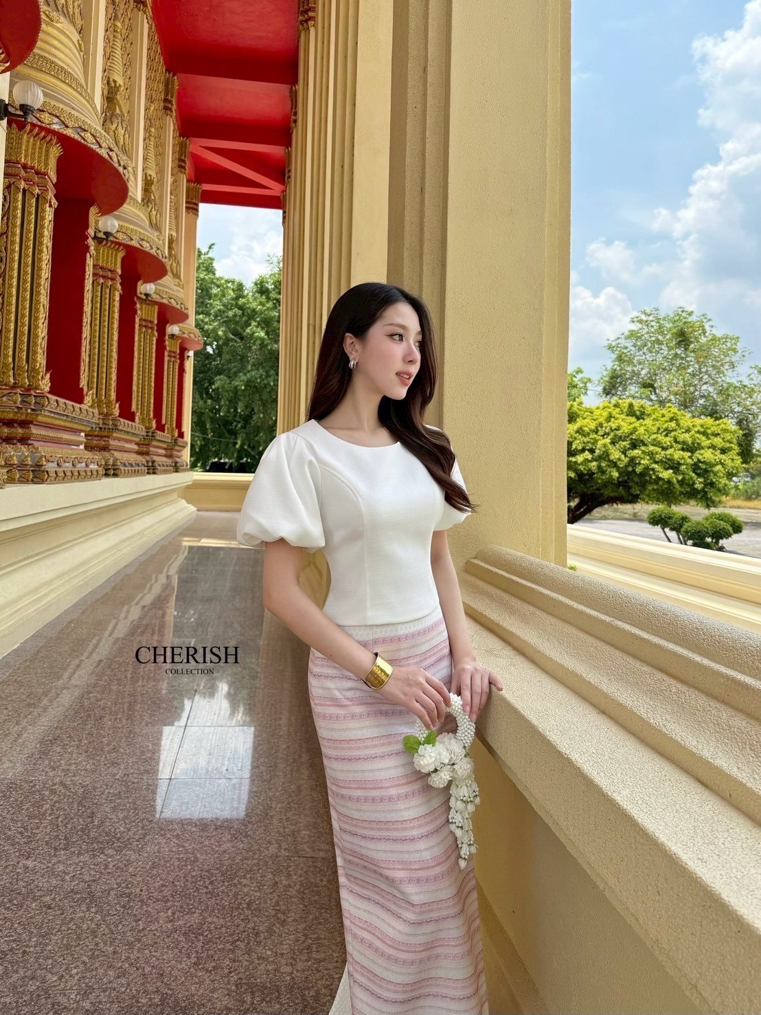 ชุดไทยที่เรียบหรูดูแพง ด้วยชุดนี้ ตัวเสื้อคอกลม แขนตุ๊กตาตัวผ้าถุงเอวสูงลายทางขวางสีชมพูม่วงสลับกันอย่างสวยงามซิบหลัง กระโปรงผ่าหลังไม่เกินงาม เดินสะดวกพร้อมซับในครึ่งตัว แถมเข็มขัดมุก ชุดงามอย่างไทยใจดี ต้องมีนะคะ🌸