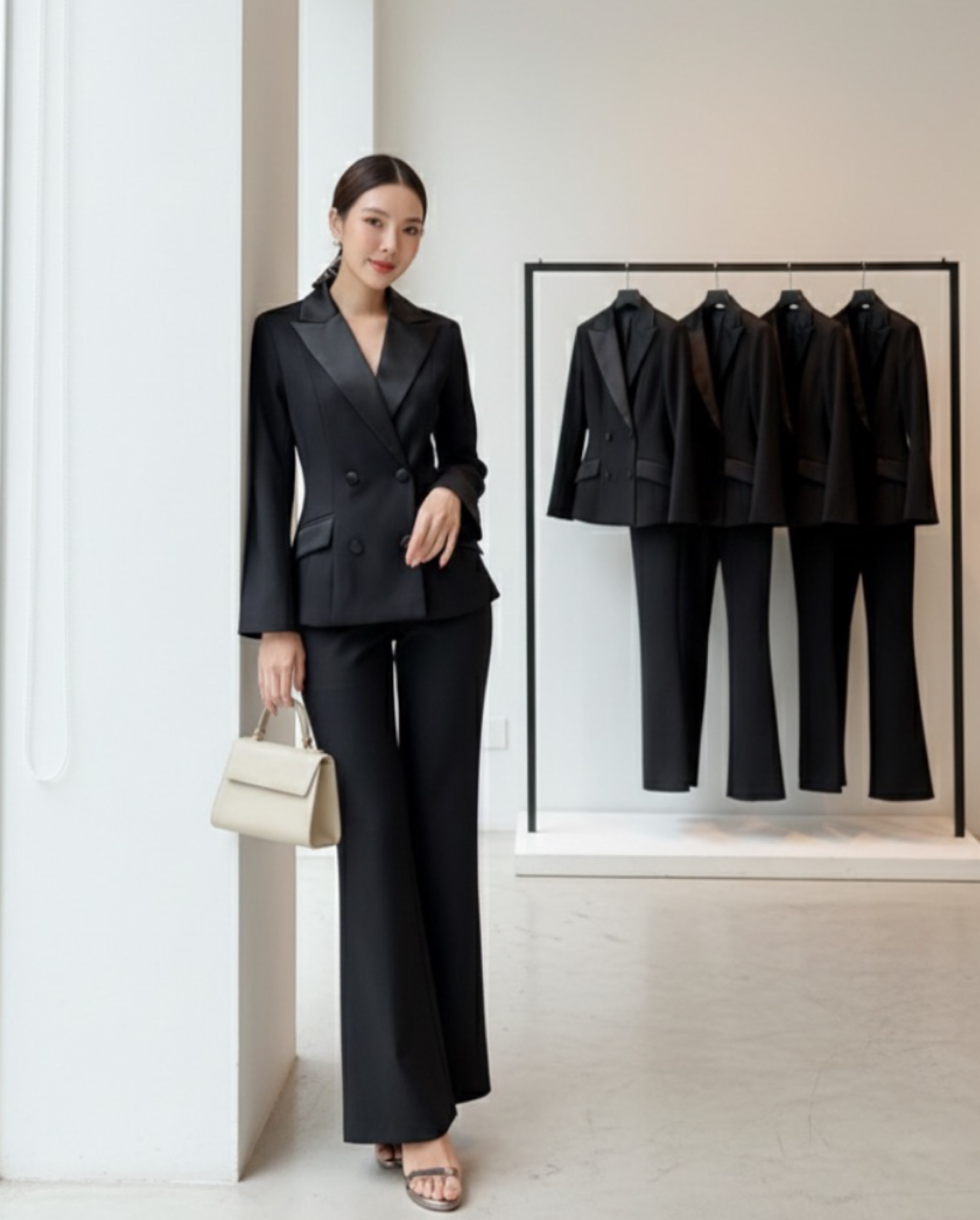 setเสื้อเบเซอร์และกางเกงขายาว เรียบหรู เสื้อสูทแต่งปกผ้าเงาให้ดูเด่น ออกแบบกระเป๋าให้ใช้งานได้จริง ตัวกระดุมใช้ผ้าเดียวกับปกเสื้อ แมทช์กันออกมาได้สวยดูแพงสุดๆไปเลยจ้า ส่วนกางเกงทรงเข้ารูปบานปลายเล็กน้อย