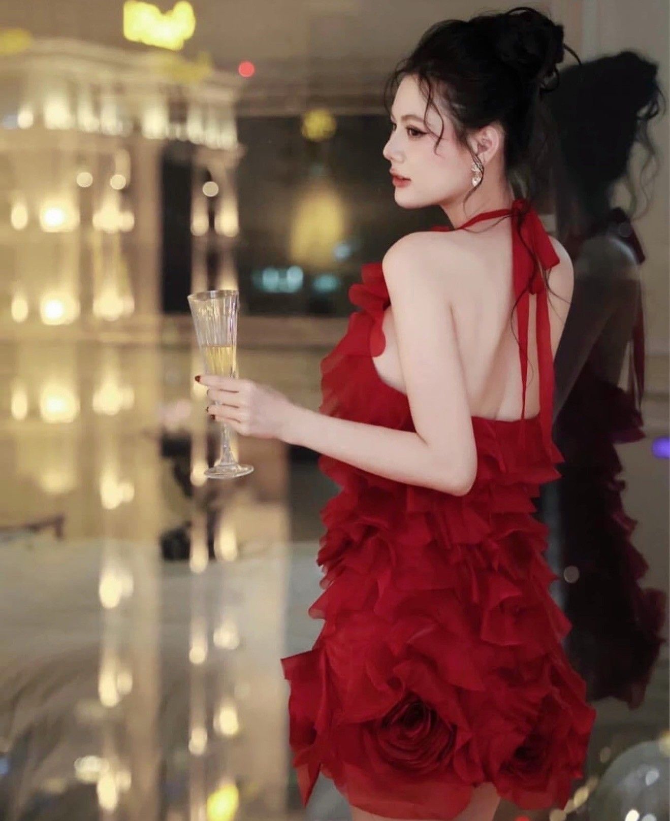 เดรสระบายชั้นๆ แต่งดอกไม้ ททั้งด้านหน้าชุดและด้านหลังชุด ชุด ทรงสวยมาก ดีเทลชุดผูกคอเป็นโบด้านหลัง หน้าอกมีฟองน้ำ มีซิบด้านหลัง หรอใส่วันวาเลนไทน์ ไปดินเนอร์ รับรองสวยเด่นเกินใคร งานแต่ง ปาตี้กับเพื่อน ปัง ปัง ปัง ช้าไม่ได้แล้วคร้า ของสวยๆหมดไวจัดด่วนๆ