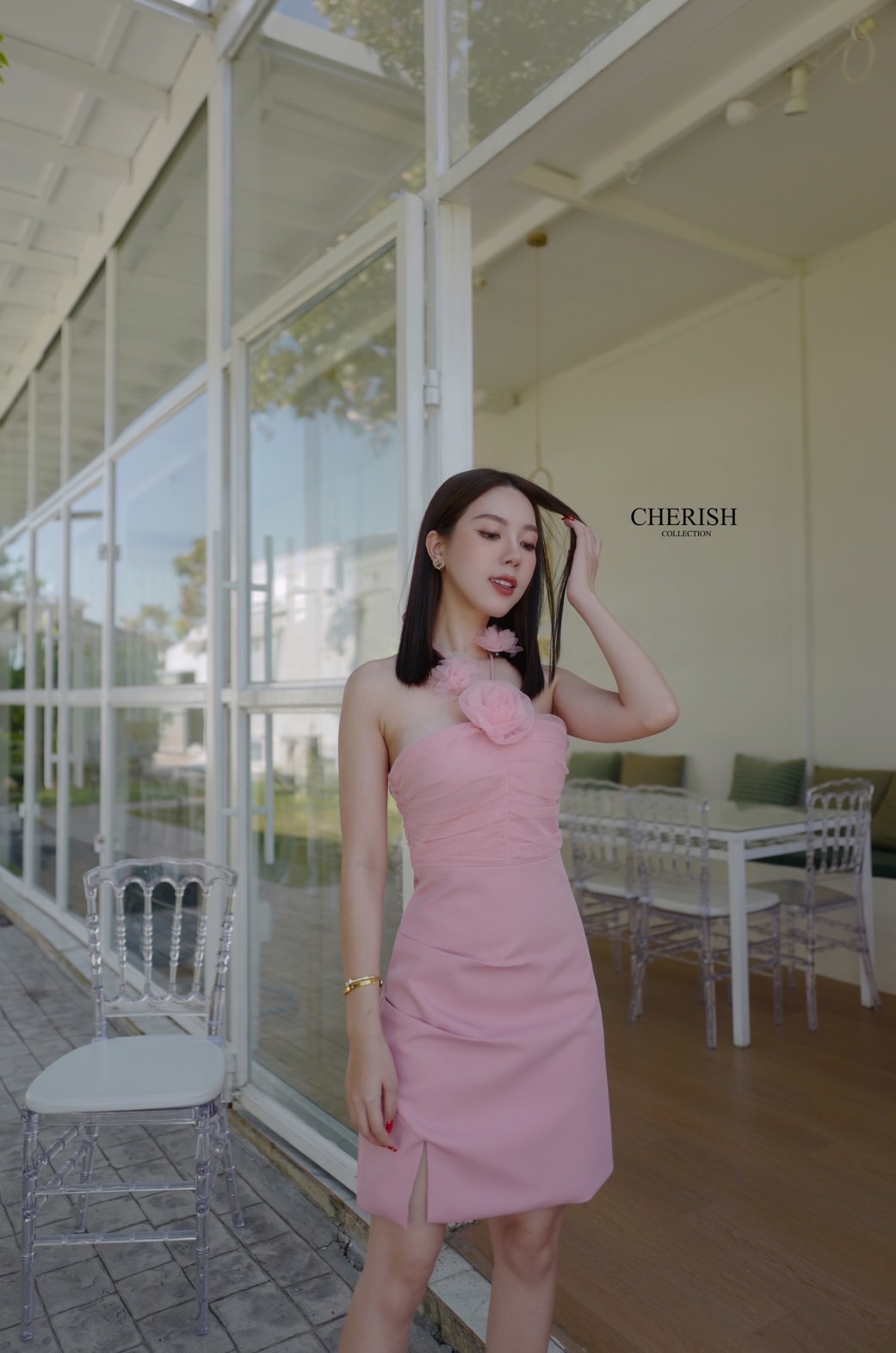 มินิเดรสสายหวานตัวเดรสผูกคอพร้อมตกแต่งดีเทลดอกไม้ ที่เชือกผูกคอ(ตัวดอกไม้เป็นเข็มกลัดสามารถติดตรงไหนก็ได้ตามใจชอบ) ช่วงอกตกแต่งผ้าชีฟองให้ดูหวานละมุนขึ้นอีก สาวหวานต้องมีนะคะ 💗
