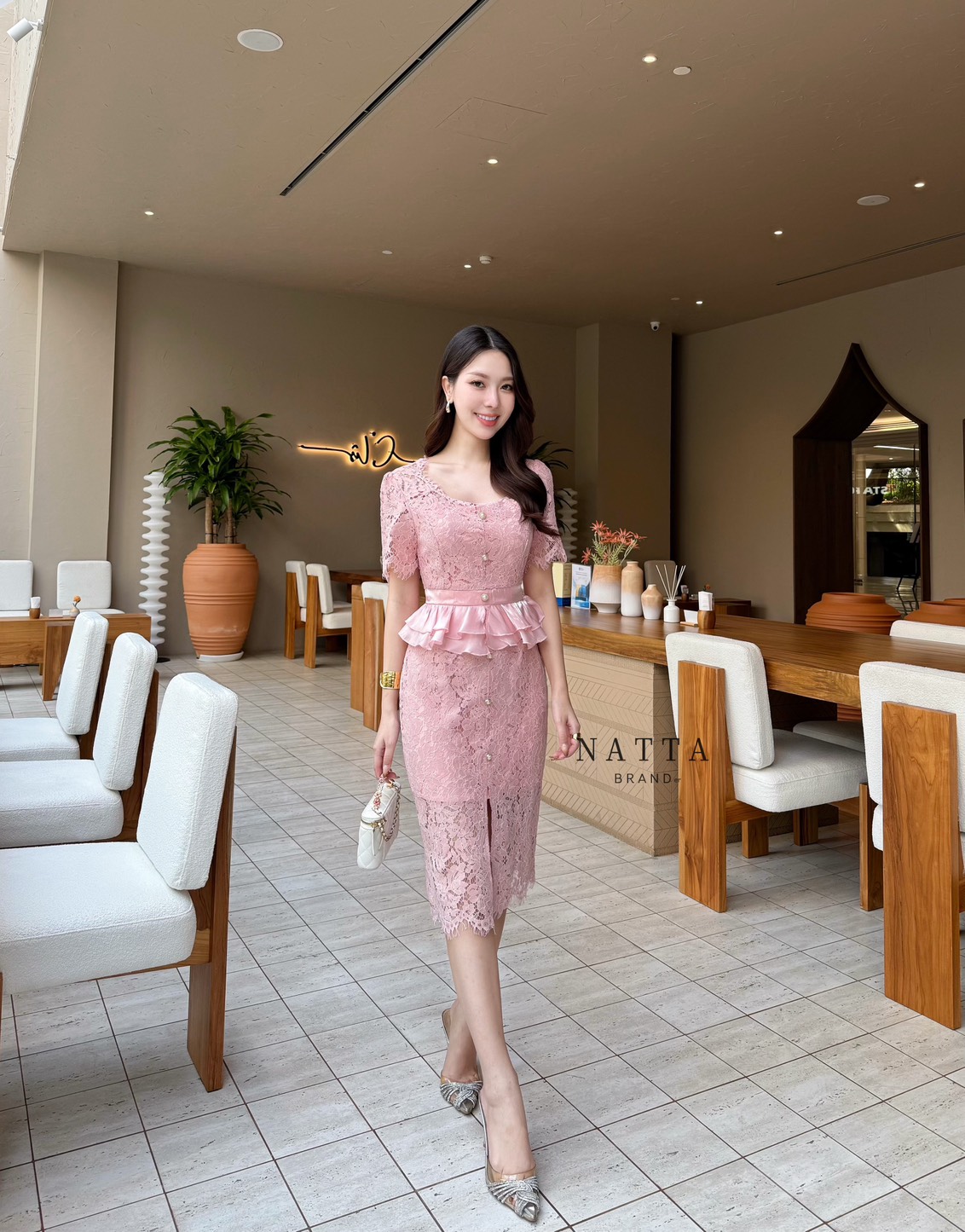 ชุดเดรสลูกไม้สีชมพู แต่งดีเทลผ้าระบายช่วงเอวมีความหวานมากขึ้น แต่งกระดุมหลอกด้ายหน้า ซิปซ้อนด้านหลัง มีผ้าซับในอย่างดีผ้าไม่บางค่ะ แหวกด้านหน้านิดหน่อย งานสวยมากกกก