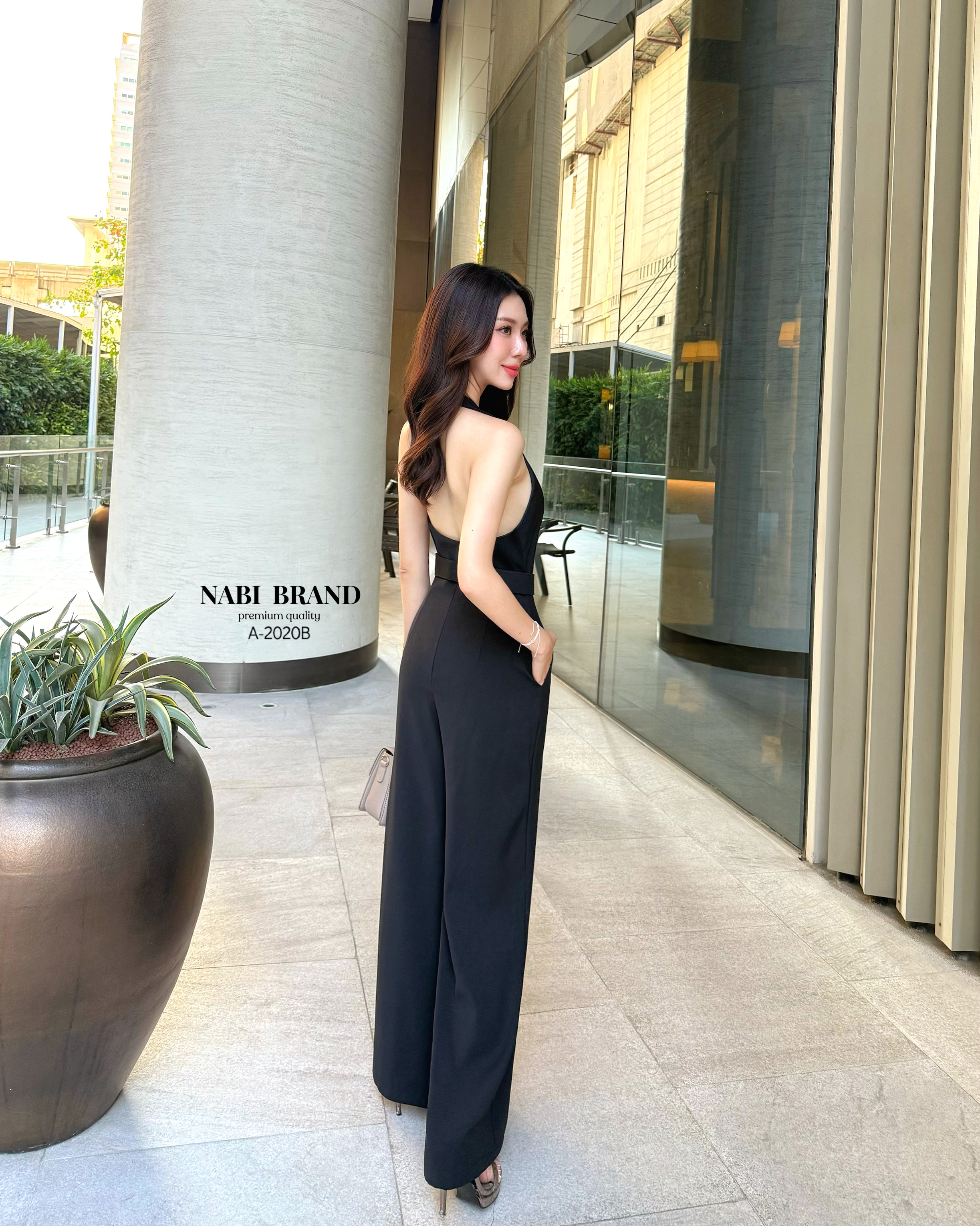 จั้มสูทขายาวทรงขาม้า สีดำทรงคล้องคอ ด้านหน้าเป็นทรงคอวี โชว์หลังแอบsexyหรูไฮมากค่ะ เพิ่มกระเป๋า2ข้าง ใช้งานได้จริง มาพร้อมกับเข็มขัดรัดเอว บอกเลยว่ารุ่นนี้คือ ใส่สวย ดูสูงผอมเพรียว ที่สำคัญเนื้อผ้าดี มีฟองน้ำ มีซับในอย่างดีค่ะ ความยาวกำลังดีไม่รั้งเป้าแน่
