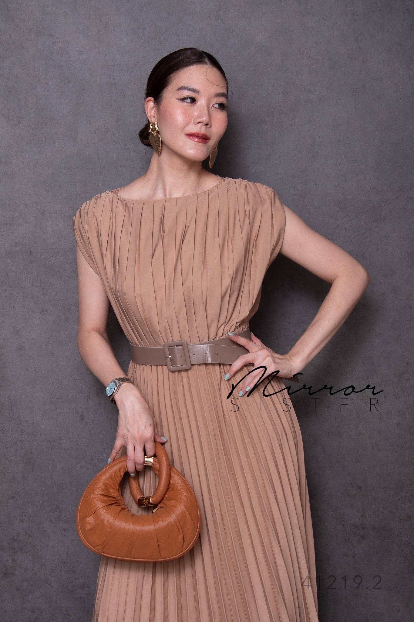 MiRRoRSiSTER's LoLo PLEaTed DReSS•• เดรสอัดพลีททั้งตัว แพทเทรินทรงสวยมากพร้อมเข็มขัดสีเบจหัวสี่เหลี่ยม ช่วงล่างกระโปรงทรงย้วยบานทรงA ใส่ได้บ่อยหลากหลายโอกาส สวยทุกสี