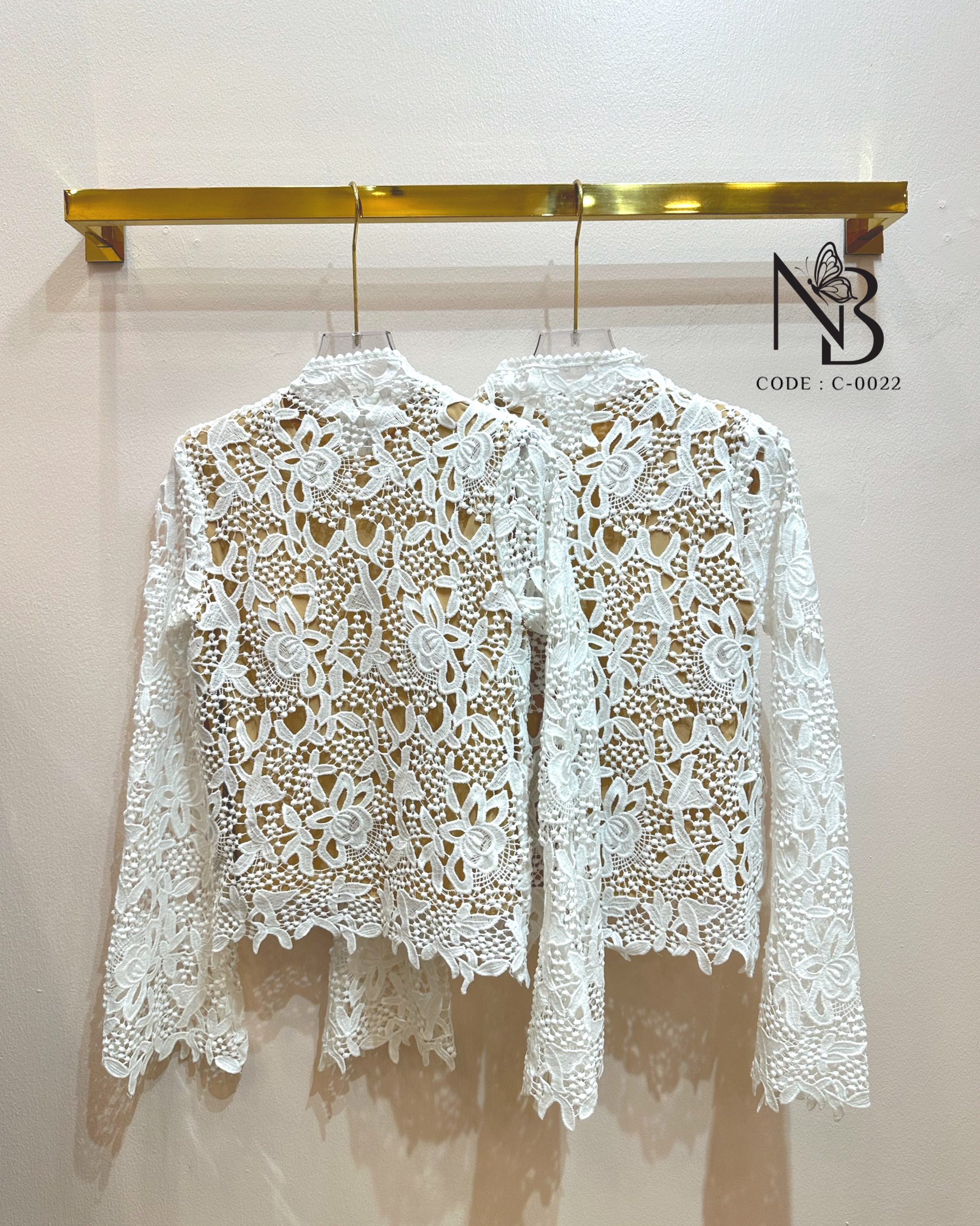 เสื้อลูกไม้ทรงคอเต่าแขนยาวแบบบานออก ชายระบาย มีซับในผ้าคอตตอน มีฟองน้ำเสริม มาด้วยกัน 2 สี สีฟ้าและสีขาว ชุดเข้าพรรษา ทอดกฐิน งานบุญ งานวัด งานเทศกาลไทยต่างๆ ใครที่มีกระโปรงผ้าถุงที่บ้านอยู่แล้ว อยากได้แค่เสื้อ ก็จัดมาให้แล้วนะ 🤍🩵 #NABIBRA