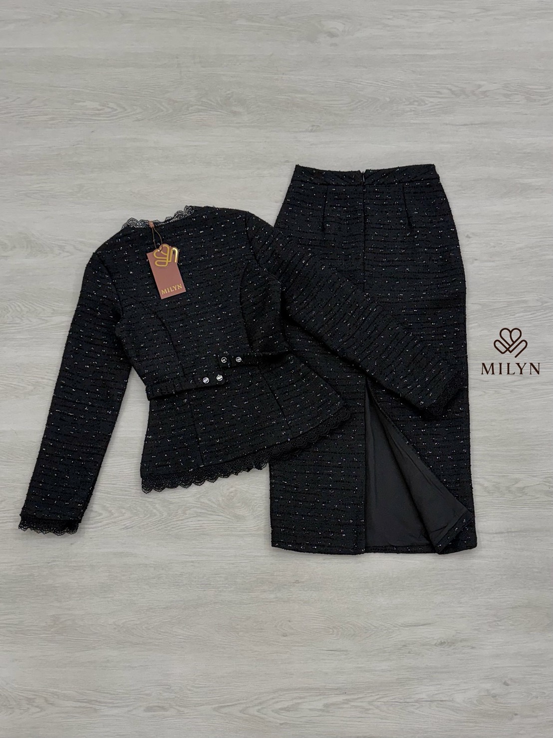 Set 2 ชิ้น เนื้อผ้าทวิตสีดำผสมดิ้นเงิน ตัวเสื้อทรงพอดีตัวแขนยาวคอชิดแต่งระบายกุ๊นลูกไม้สีดำเล็กๆที่ขอบชุด ตัวเสื้อเป็นซิปรูดด้านหน้า (อกเย็บเสริมฟองน้ำ และมีเสริมไหล่) มีสายขาดเอวเข็มขัดเป็นริบบิ้นโบว์มีกระดุมแป๊กติดด้านหลังเด่นสวย