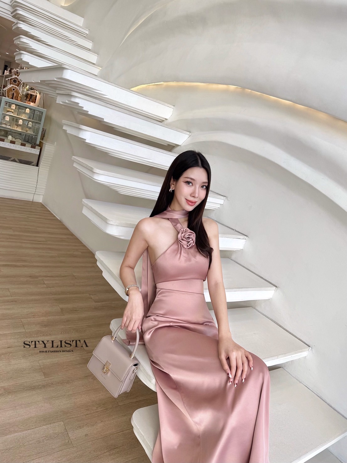 เดรสยาว แต่งดอกไม้ต่อผ้าคล้องคอ ใส่ออกมาดูดีมากๆๆๆ แนะนำเลยค่ะ ใส่ออกงานได้ตลอด ใส่สวยดูดี ใส่ออกงาน ใส่ได้หลายโอกาส จัดด่วนนนๆ ชุดสวยหมดเร็วนะคร๊า