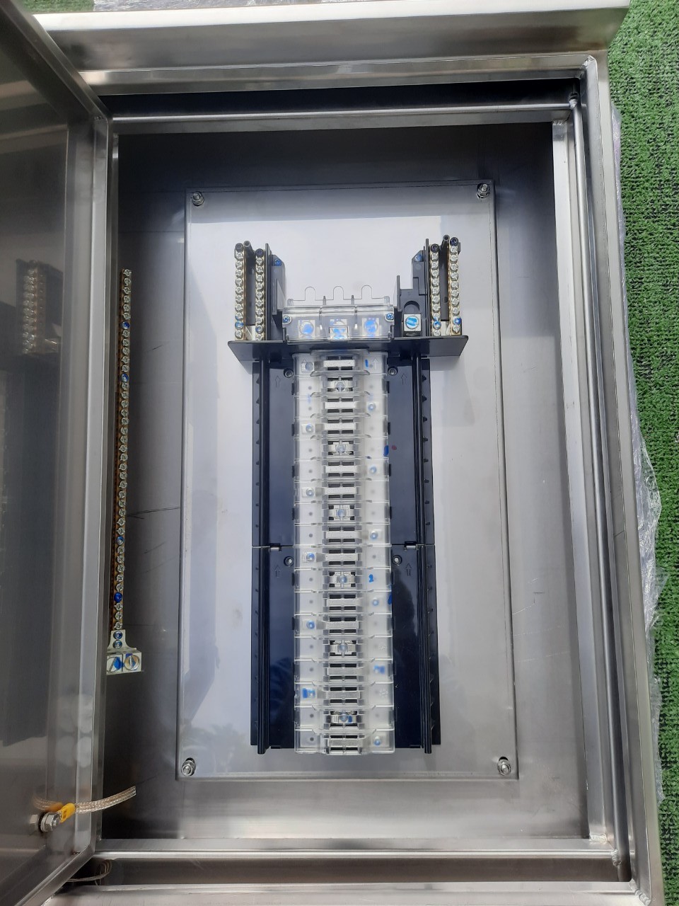 Main LUG 100A ตู้สแตนเลส 304 มีหลังคาสโลป W450xH650xD152mm. (36ช่อง)