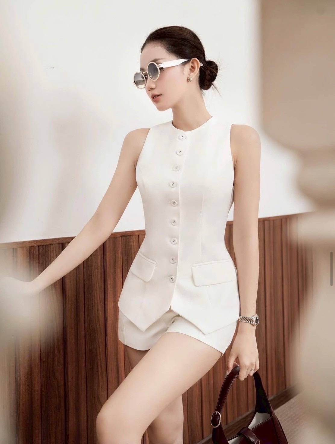 set 2 ชิ้น เสื้อแขนกุดกระดุมหน้าตัดเย็บอย่างดี มีกระเป๋าสองข้างใช้งานได้จริง เนื้อผ้าอย่างดี จับแมทช์กับกางเกงขาสั้น งานซิปหลัง สวยแกลม