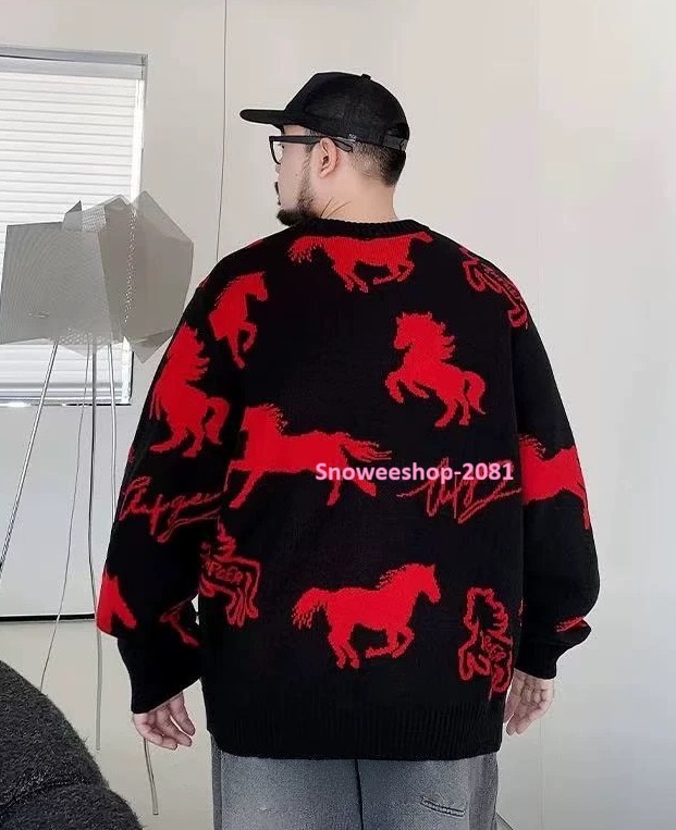 ลายม้าเท่เกินต้าน! ใส่แล้วดูแพงแบบโอปป้า เสื้อสเวตเตอร์คอกลมสไตล์เกาหลี ใส่ได้ทั้งชาย-หญิง ดีไซน์เรียบแต่ดูมีคลาส หนา อุ่น ใส่สบายสุด ๆ ใส่เที่ยวต่างประเทศก็เอาอยู่ ขนาดใหญ่พิเศษ 2XL – 8XL (ถึงอก 58") มีให้เลือก 2 สีเท่ๆ — ดำ / แดง