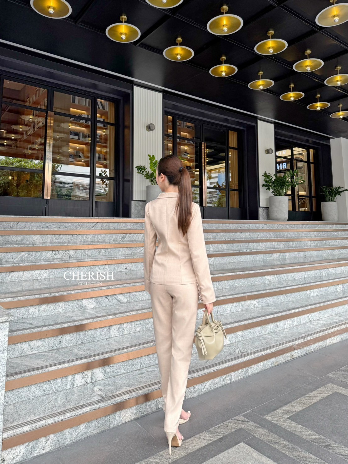 Setsuit เสื้อ+กางเกง เรียบหรู ดูเท่ ทรงสวย ใช้ผ้าดี ใส่สบาย ตัวเสื้อสูทแต่งกระดุม มีกระเป๋า พร้อมซับในทั้งตัว มาพร้อมกับกางเกงขากระบอก มีกระเป๋า 2 ข้าง