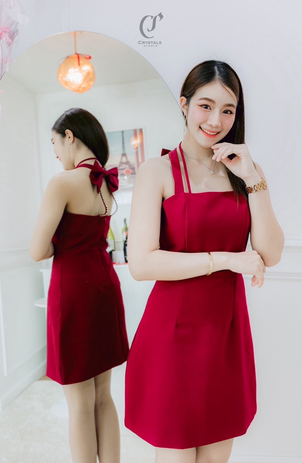 มินิเดรสสั้น ทรงคล้องคอ ด้านหน้าเรียบหรูดีงาม ด้านหลังเพิ่มลูกเล่นตกแต่งเพชรที่สายและบิ้กโบว์ช่วงคอ โชว์หลังนิดหน่อยพอเซ็กซี่ๆ ใส่ออกมาสวยสุดๆแน่นอนคร่า ออกเดท ดินเนอร์ สำหรับValentine นี้คือจึ้งมากค่ะซิสส