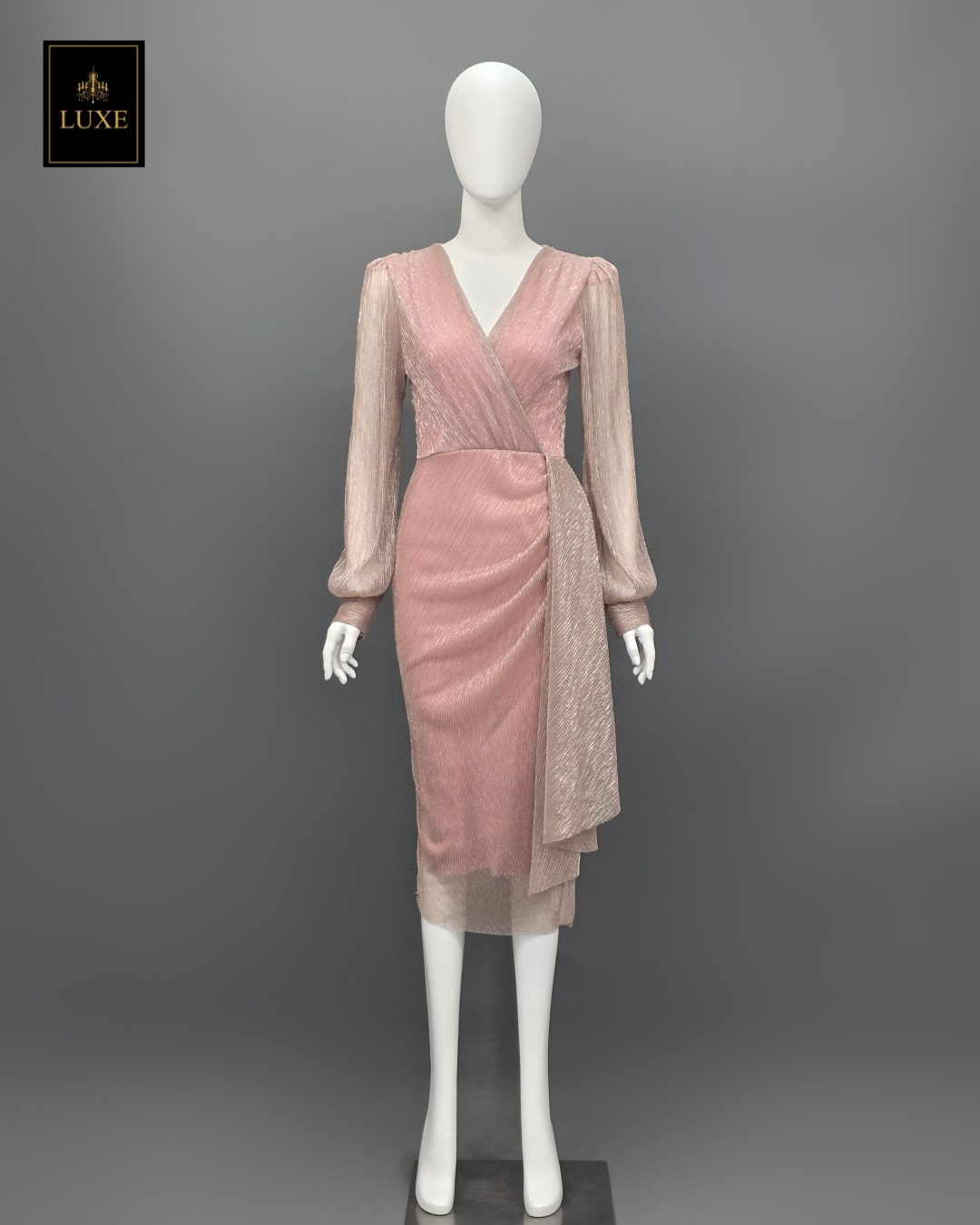 Label : LUXE เดรสเสื้อคอวีป้ายแขนยาว กระโปรงทรงสอบจับเดรปข้างลำตัว ตัวชุดทำจากผ้าราเม่อัดพลีทผสมดิ้นเมททัลลิค เล่นแสงสวย มีซิปซ่อนและซับในเต็มตัว ผ้ายืดหยุ่นใส่สบายค่ะ