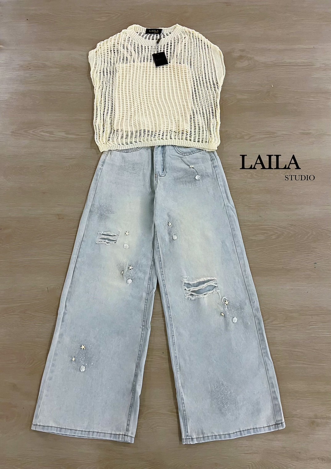 Detail: SET เสื้อ+กางเกง เสื้อคอกลมทรงกล้ามแขนล้ำ งานผ้าไหมทอลายตาข่ายพร้อมสายเดี่ยวซับในมาในโทนสีครีมใส่ง่ายใส่สบาย มาพร้อมกางเกงยีนส์ขายาวทรงปล่อยๆ งานทรงเอวสูงเก็บทรงสวยมากค่าา ดีไซน์แต่งปักไข่มุกสุดน่ารัก งานแมชง่ายกันลุคนี้น่ารักสไตล์ลูกคุณดูแพงค่า #