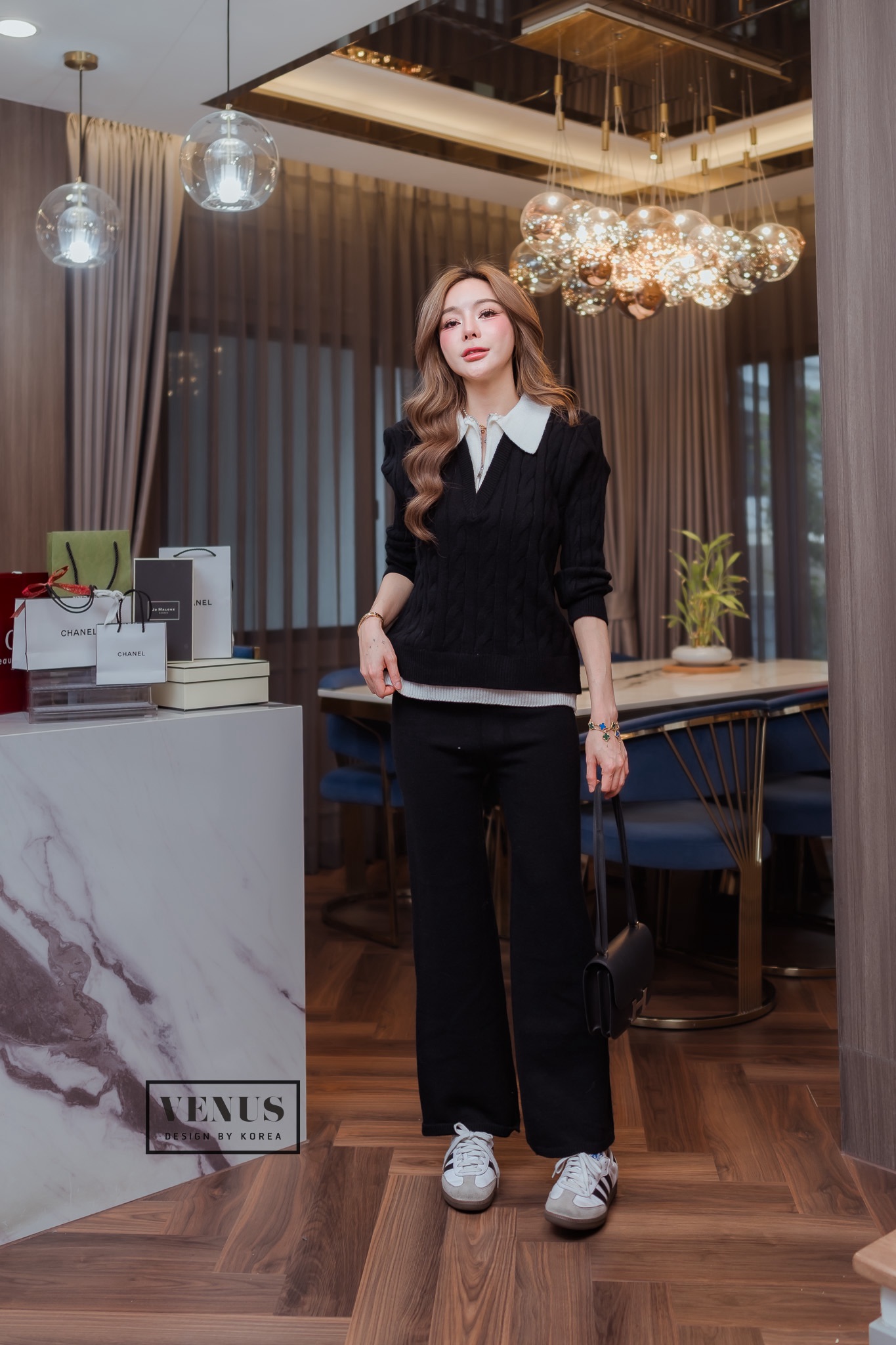 Knitting Set ชุดเซตผ้าทอ ตัวเสื้อเป็นคอปก แต่งซิปด้านหน้า แต่งสลับสีขาว งานมาพร้อมกับกางเกงเข้าชุดกันนะคะ แม๊ทกับรองเท้าผ้าใบก็น่ารักคะ