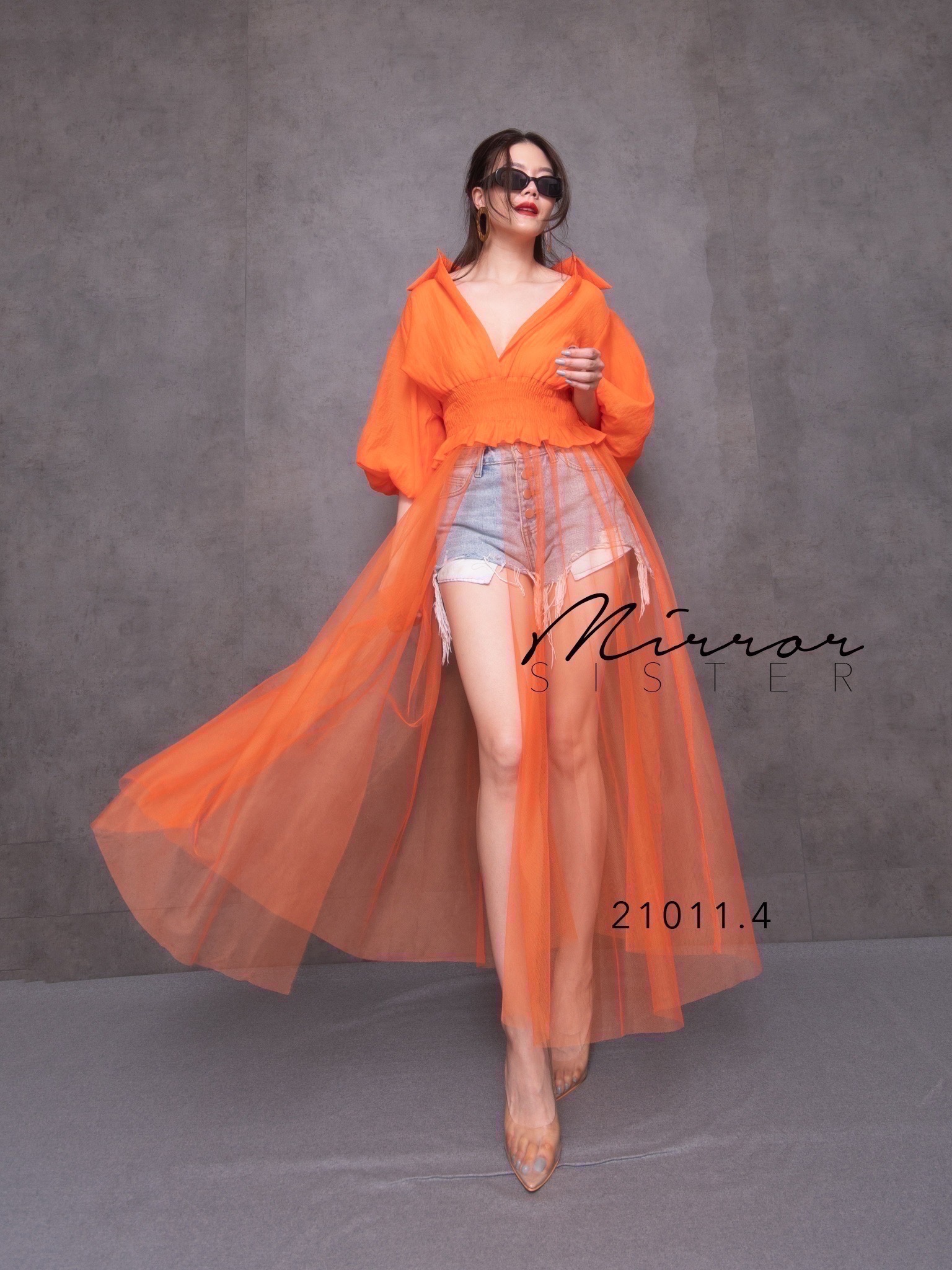 MiRRoRSiSTER's MaRGieLá GRaND SHiRT•• เสื้อเชิ้ตแขนพอง ตัวยาววววว... ดีเทลน่ารักเว่อร์วัง ช่วงบนเป็นแพทเทรินเสื้อเชิ้ตแขนfluffyน่ารัก มีกระดุมเปิดปิดได้ถึงช่วงอก เข้ารูปที่ช่วงเอวสม็อคจับย่นระบาย ต่อช่วงล่างชายมุ้งทรงบานนน ใส่แล้วน่ารัก เก๋ตะโกน ใครใ