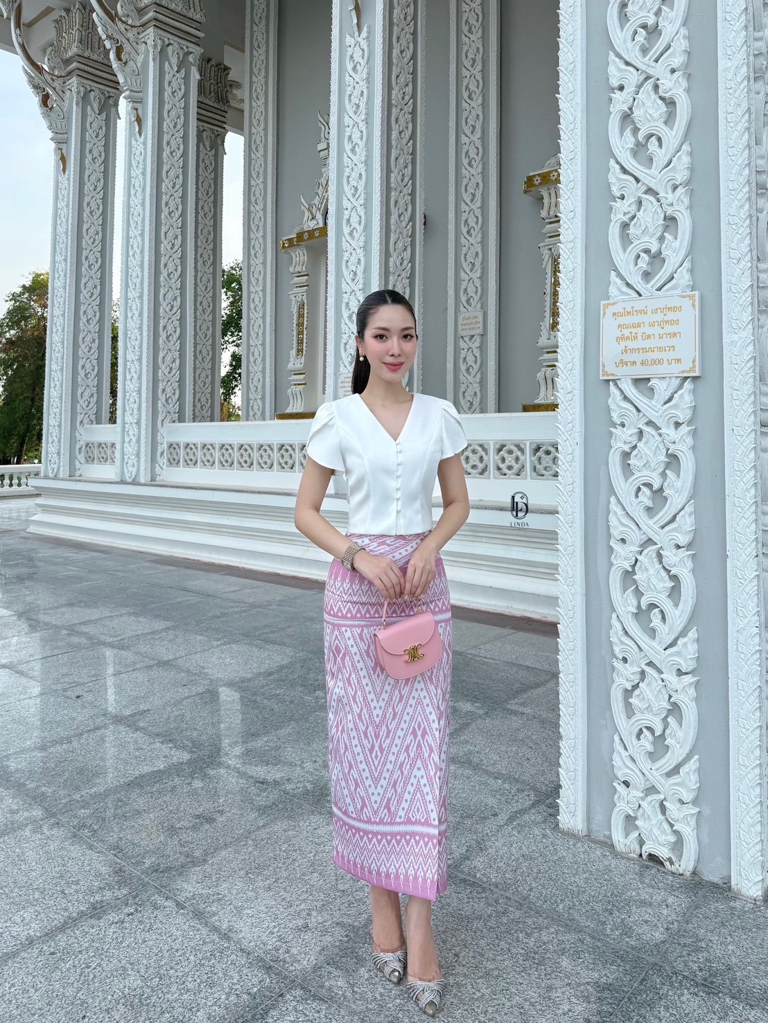 ชุดไทยสองชิ้นผ้าถุงเป็นผ้าพิมพ์ลายเกรดพรีเมี่ยม มีด้วยกันสองสีนะคะ สีฟ้าและสีชมพู เสื้อสวมใส่ง่ายระบายอากาศดี ไม่ร้อนค่ะขนาดพอดีตัวไม่สั้นจนเกินไป วันพระนี้มีชุดสวยใส่เข้าวัดกันหรือยังคะ #ชุดทำบุญ #ชุดออกงาน #ชุดดินเนอร์ #ชุดไปคาเฟ่ #ชุดทะเล #ชุดเชต #lind