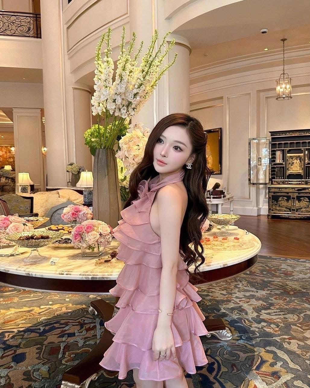 ชุดเดรสสีชมพู ชุดเดรสคล้องคอแต่ง แต่งดอกกุหลาบด้านหน้า เป็นชุดเดรสชั้นรุ่นนี้สวยมาก