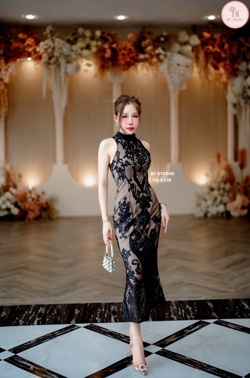 เดรสยาวแขนกุดดีเทลคอปิดงานลูกไม้ปักสีดำทั้งชุด งานปักลูกไม้สวยมากลายแต่ละชุดจะไม่ตรงกัน ปักลายแน่น ๆ แต่งซับในสีนู๊ดตัวสั้น งานสวยเนื้อผ้าดีคัตติ๊งสวยมีซิปหลัง