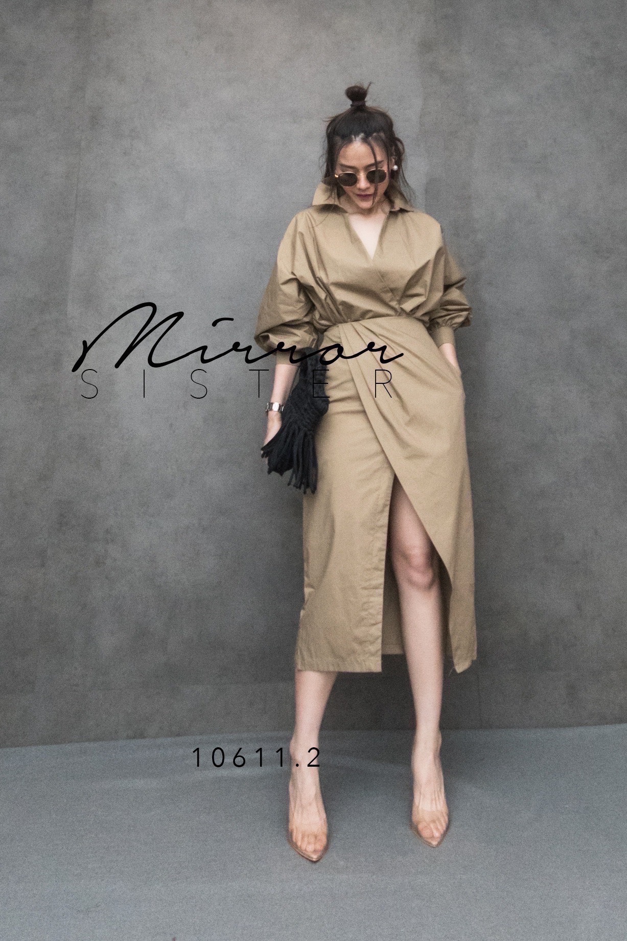 MiRRoRSiSTER’s Meu Bom Slit Elegant Top ShiRT WiTh SkiRt Set•• เซตเสื้อเชิ้ตคอปกไหล่สโลป แขนพอง อกไขว้ป้ายทบกัน ใส่คู่กับกระโปรงทรงสอบป้ายทบ ผ่าด้านหน้าสวยเก๋ ดีไซน์ชุดนี้ ดูดีมีสไตล์ เนื้อผ้า Cotton Shirt เนื้อดี สีสวย Pattern เป๊ะ