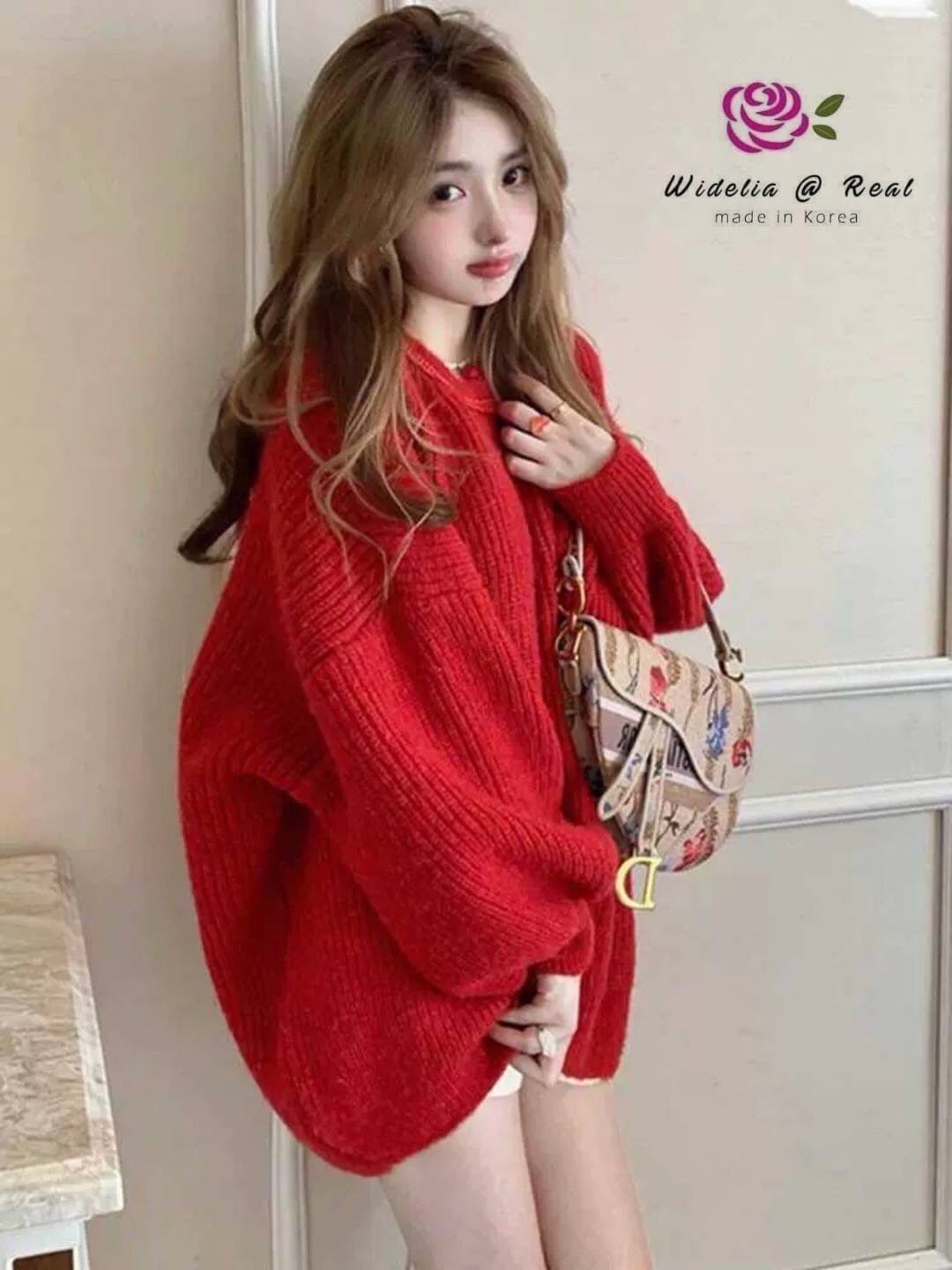 เสื้อตัวยาวสุดเก๋ รุ่นนี้ปังมากแม่ งานเกรดพรีเมี่ยม ตัวเสื้อเป็นไหมพรมเนื้อนุ่มนิ่ม มาพร้อมผ้าพันคอสุด Cute งานสวย ทรงเป๊ะ คัตติ้งเนี้ยบมาก งานไหมพรมเนื้อดีมากนะคะ รับรองใส่ออกมาไม่ผิดหวังการันตีให้เลย บอกเลยห้ามพลาดเด็ดขาดงานดีงานสวยแน่นอนจร้า